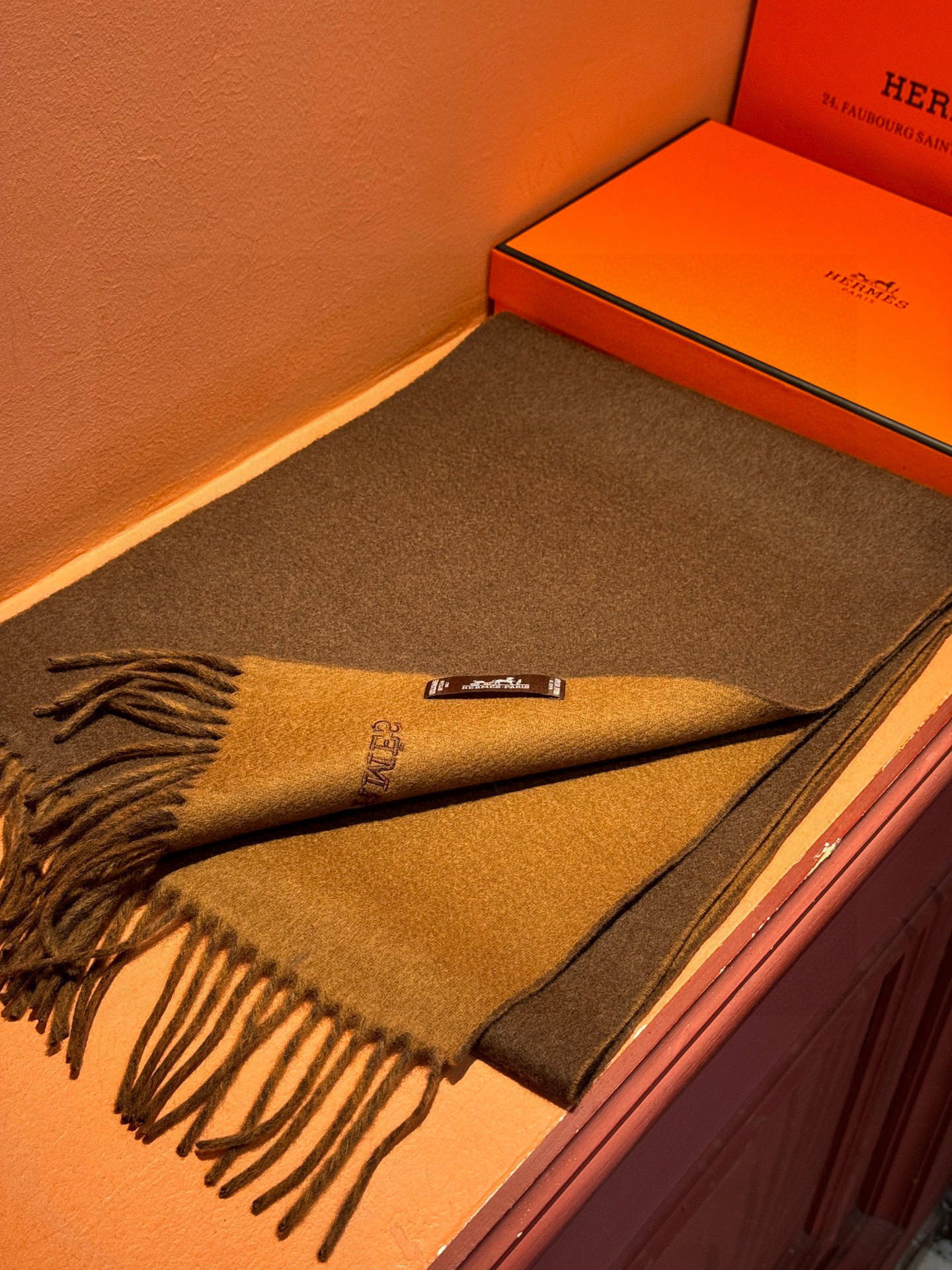 ✨✨太美了😍 爱马仕 情侣款 美到要尖叫😱专柜最新款🎊英伦欧美范儿 又是一款即时尚又实用的大围巾&长巾，