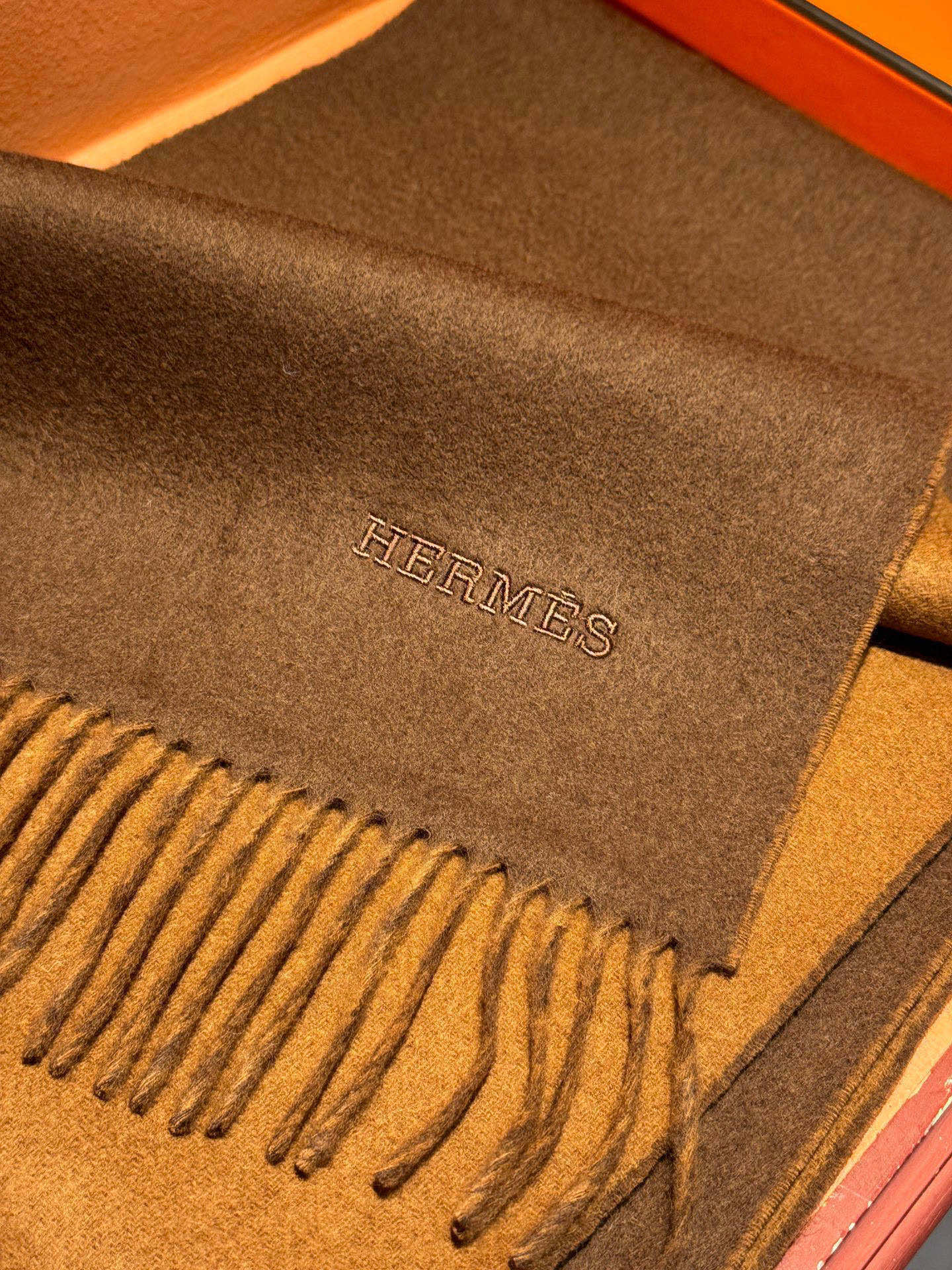 ✨✨太美了😍 爱马仕 情侣款 美到要尖叫😱专柜最新款🎊英伦欧美范儿 又是一款即时尚又实用的大围巾&长巾，