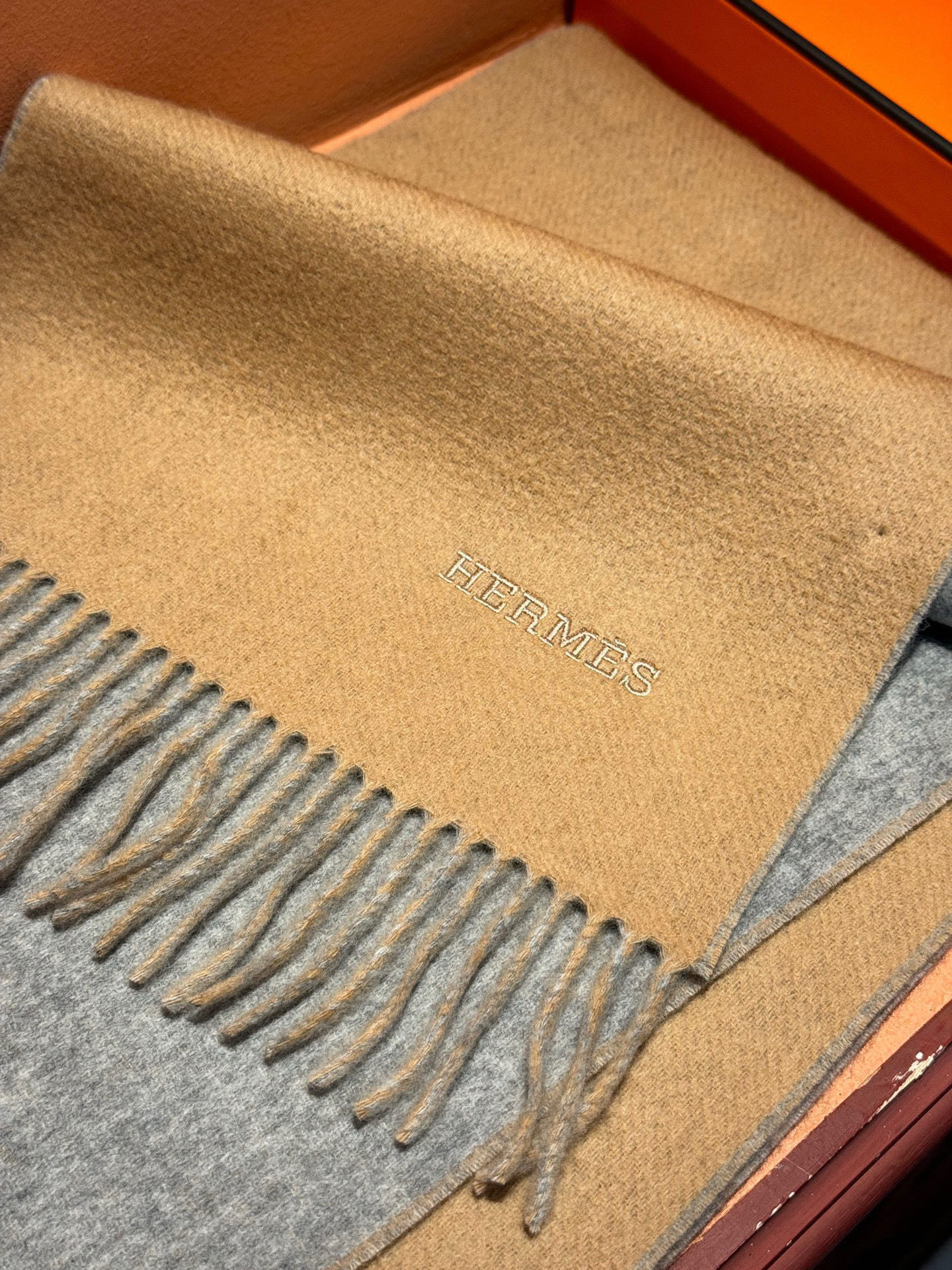 ✨✨太美了😍 爱马仕 情侣款 美到要尖叫😱专柜最新款🎊英伦欧美范儿 又是一款即时尚又实用的大围巾&长巾，