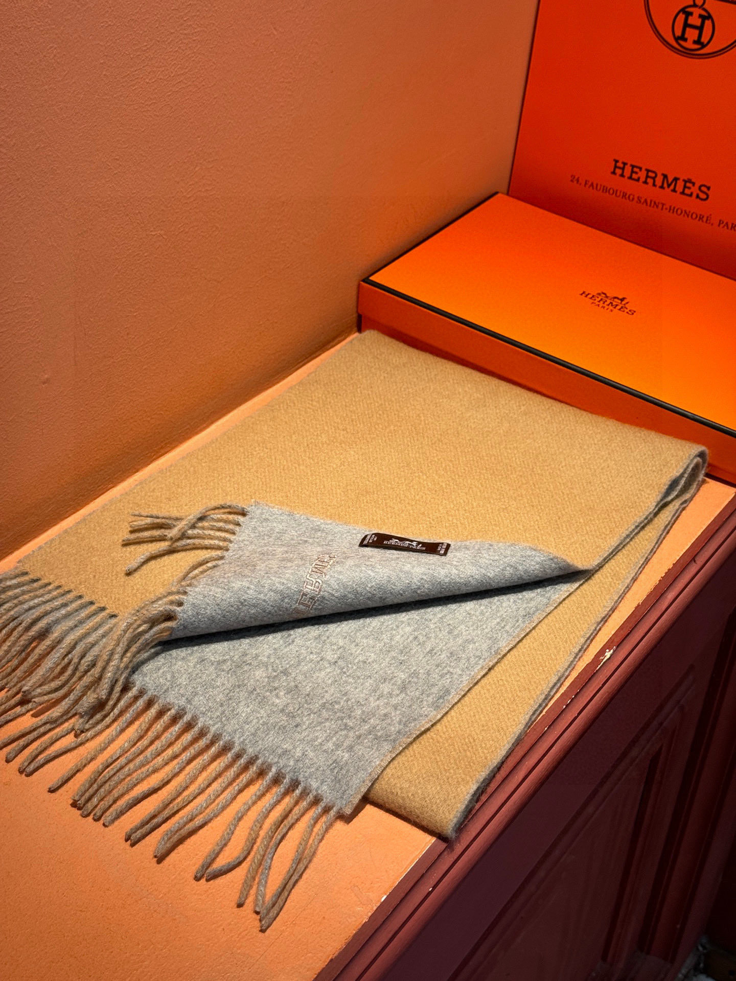 ✨✨太美了😍 爱马仕 情侣款 美到要尖叫😱专柜最新款🎊英伦欧美范儿 又是一款即时尚又实用的大围巾&长巾，