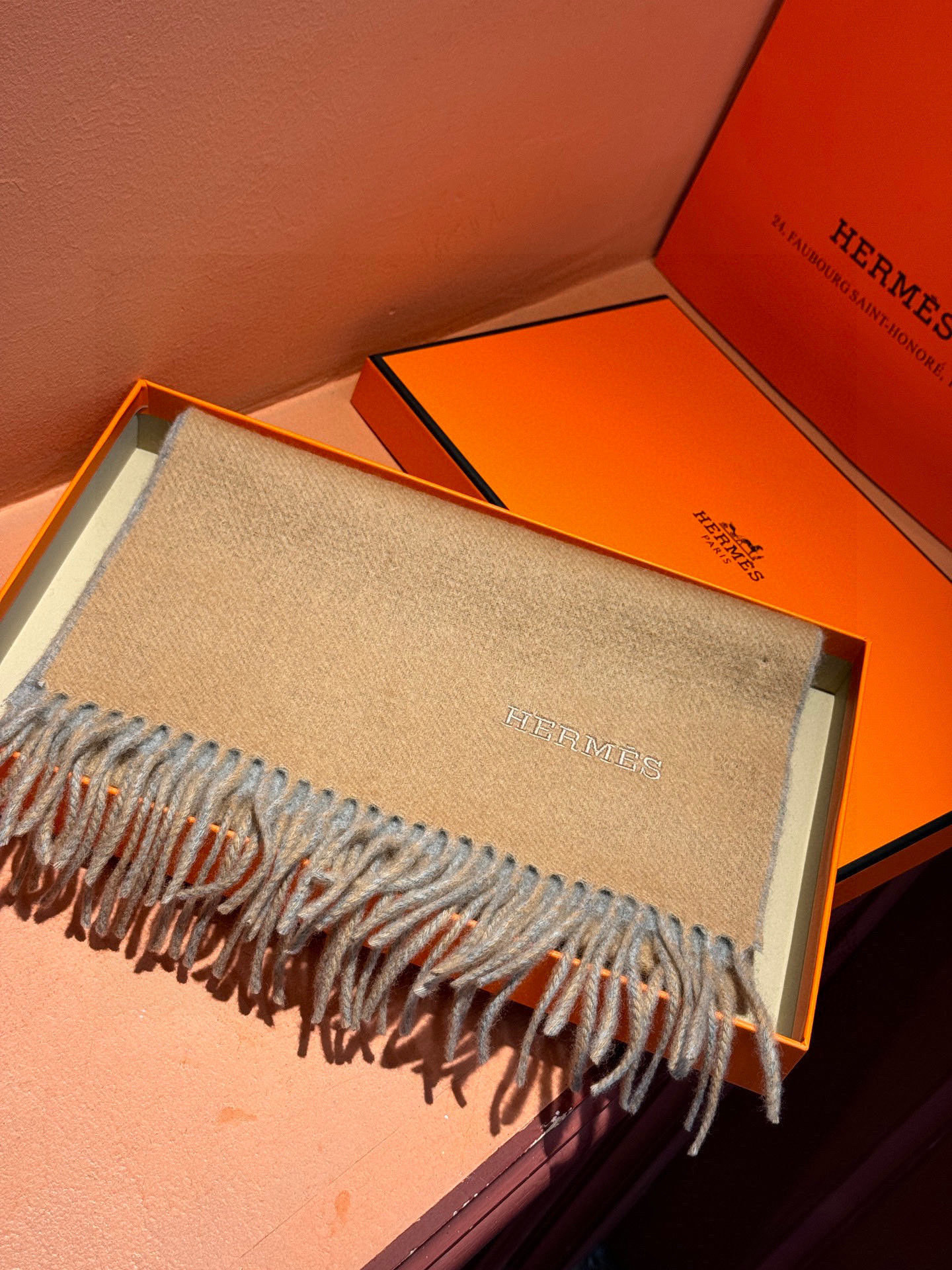 ✨✨太美了😍 爱马仕 情侣款 美到要尖叫😱专柜最新款🎊英伦欧美范儿 又是一款即时尚又实用的大围巾&长巾，