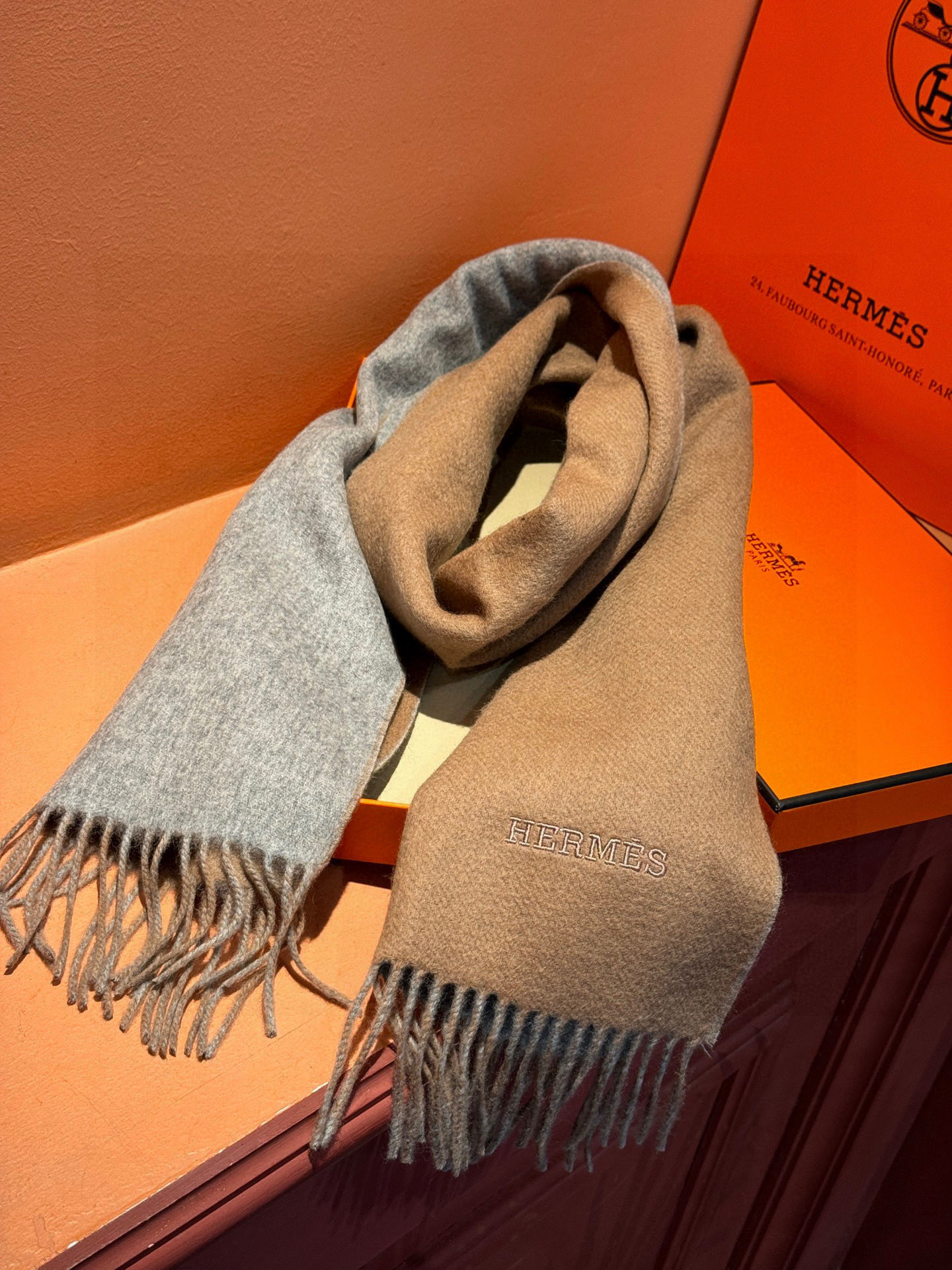 ✨✨太美了😍 爱马仕 情侣款 美到要尖叫😱专柜最新款🎊英伦欧美范儿 又是一款即时尚又实用的大围巾&长巾，