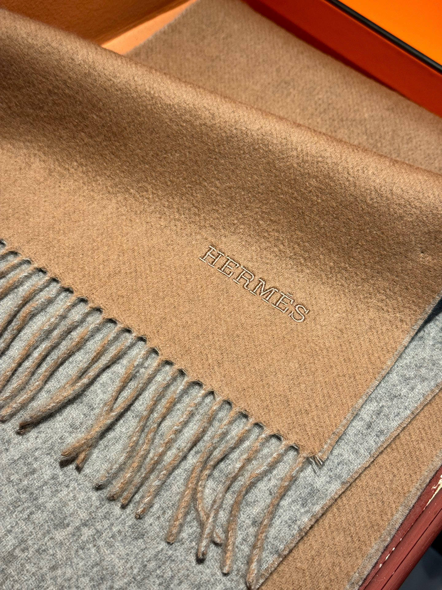 ✨✨太美了😍 爱马仕 情侣款 美到要尖叫😱专柜最新款🎊英伦欧美范儿 又是一款即时尚又实用的大围巾&长巾，