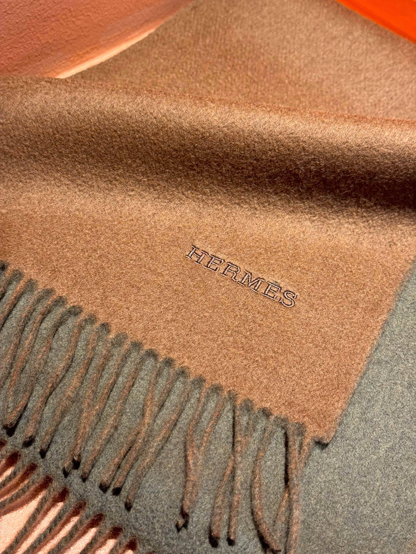 ✨✨太美了😍 爱马仕 情侣款 美到要尖叫😱专柜最新款🎊英伦欧美范儿 又是一款即时尚又实用的大围巾&长巾，