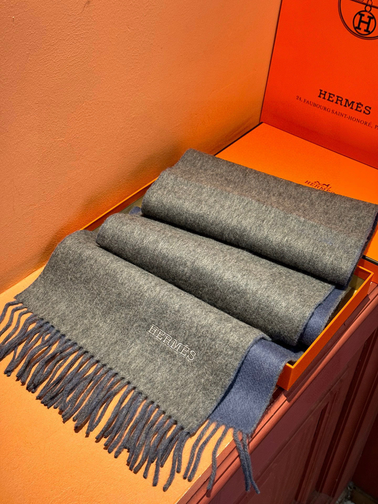 ✨✨太美了😍 爱马仕 情侣款 美到要尖叫😱专柜最新款🎊英伦欧美范儿 又是一款即时尚又实用的大围巾&长巾，