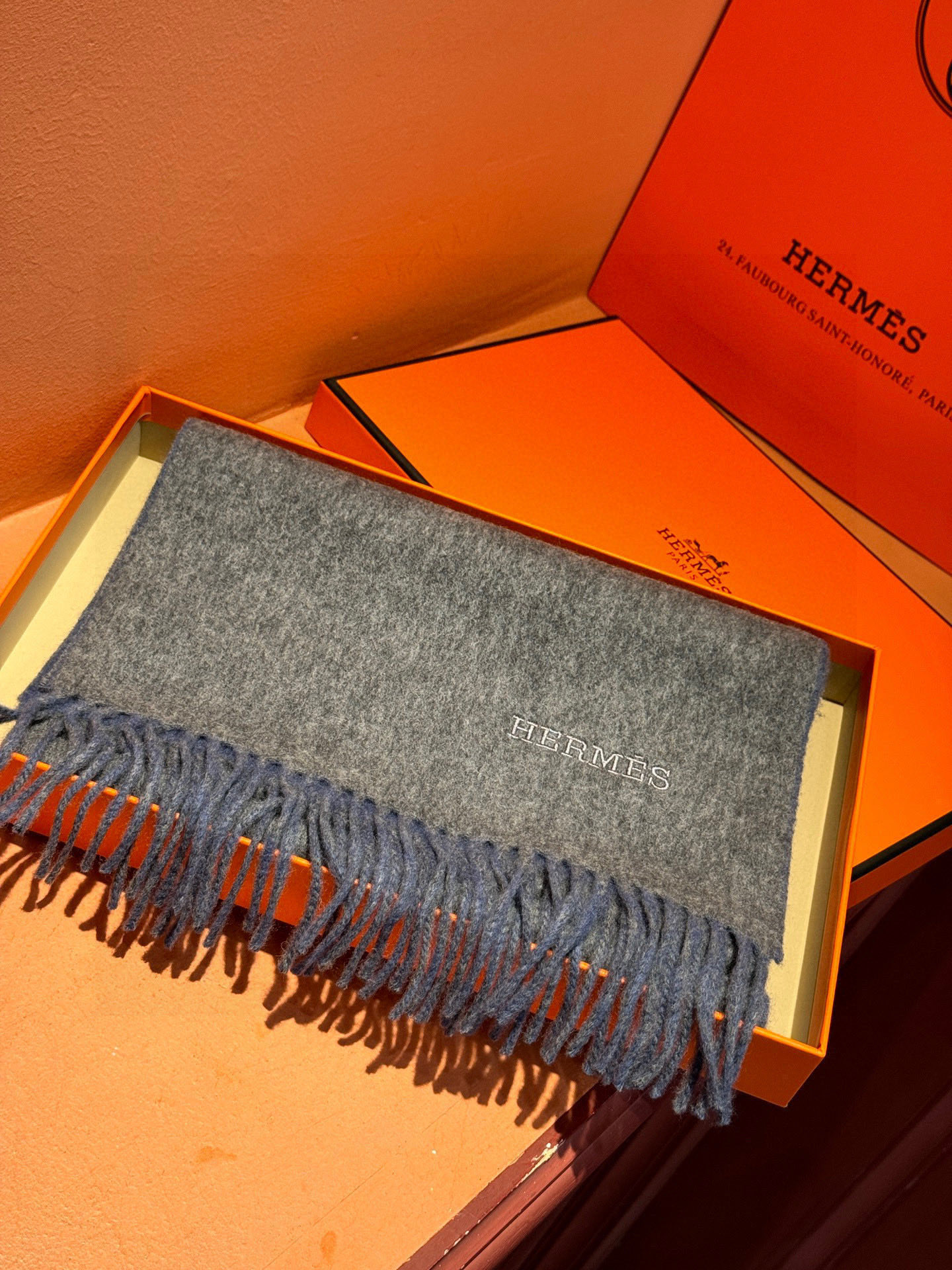 ✨✨太美了😍 爱马仕 情侣款 美到要尖叫😱专柜最新款🎊英伦欧美范儿 又是一款即时尚又实用的大围巾&长巾，