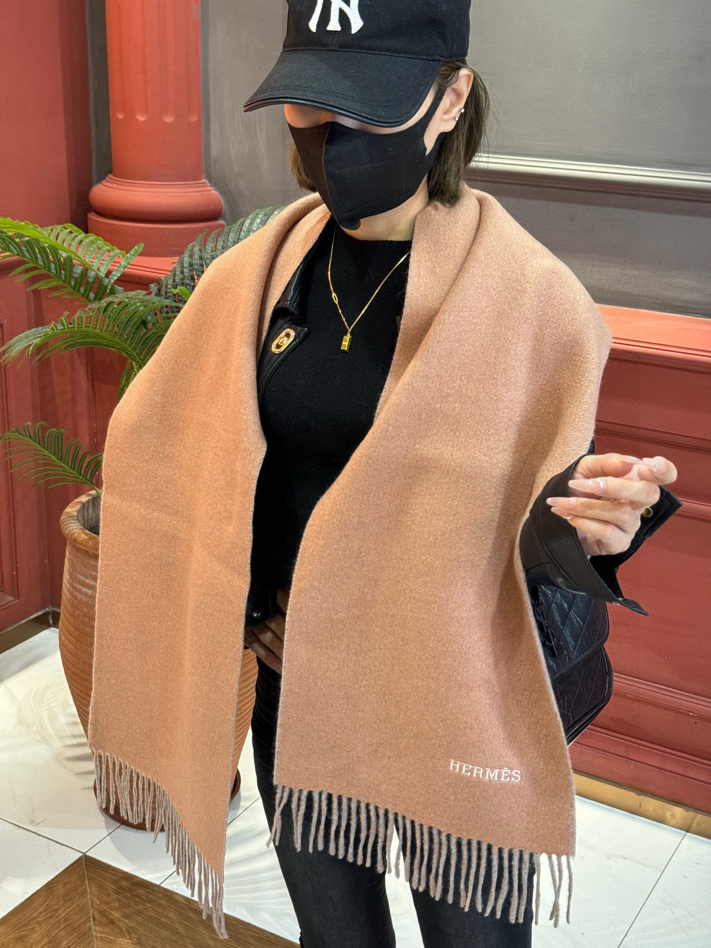 ✨✨太美了😍 爱马仕 情侣款 美到要尖叫😱专柜最新款🎊英伦欧美范儿 又是一款即时尚又实用的大围巾&长巾，