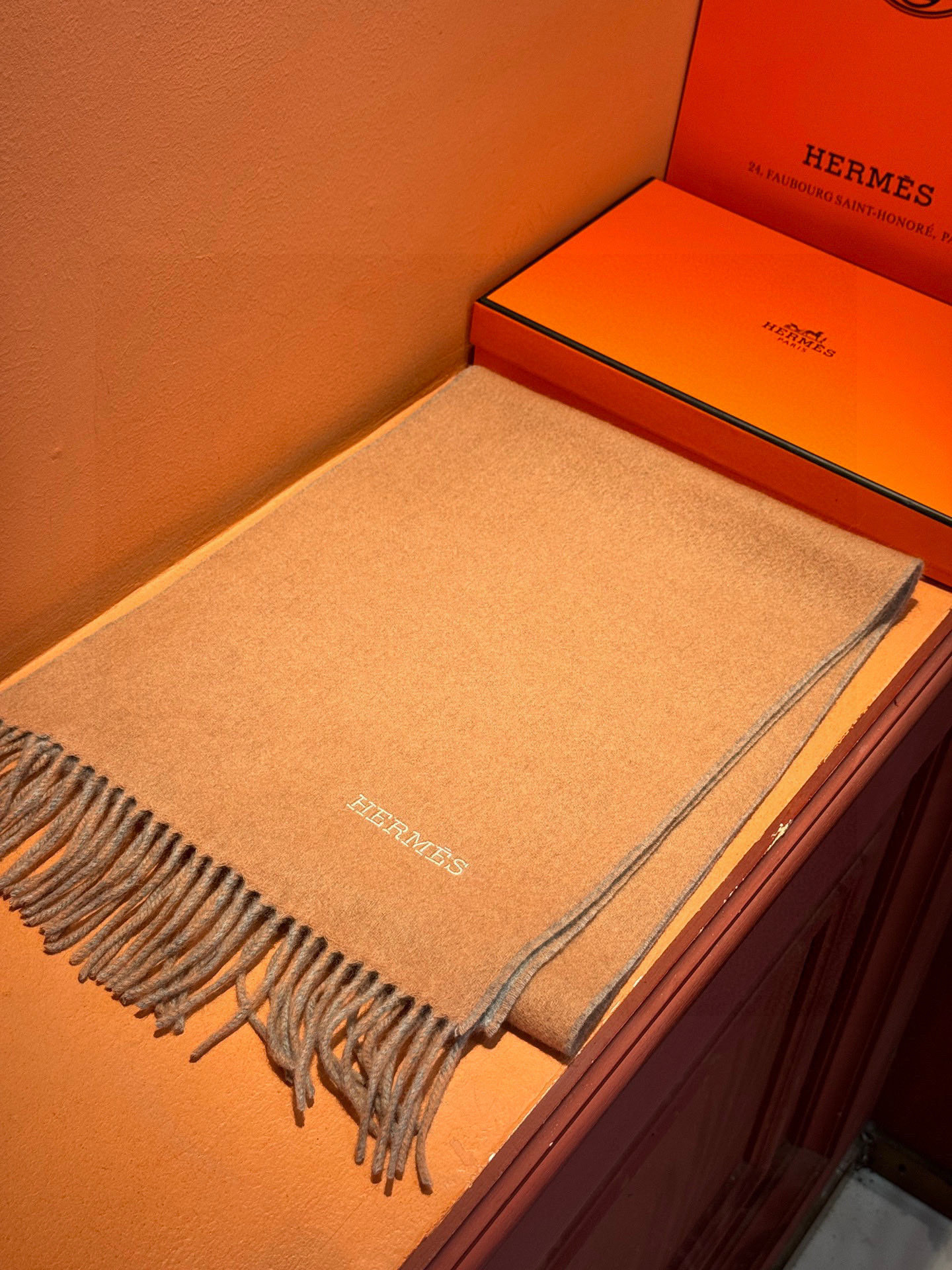 ✨✨太美了😍 爱马仕 情侣款 美到要尖叫😱专柜最新款🎊英伦欧美范儿 又是一款即时尚又实用的大围巾&长巾，