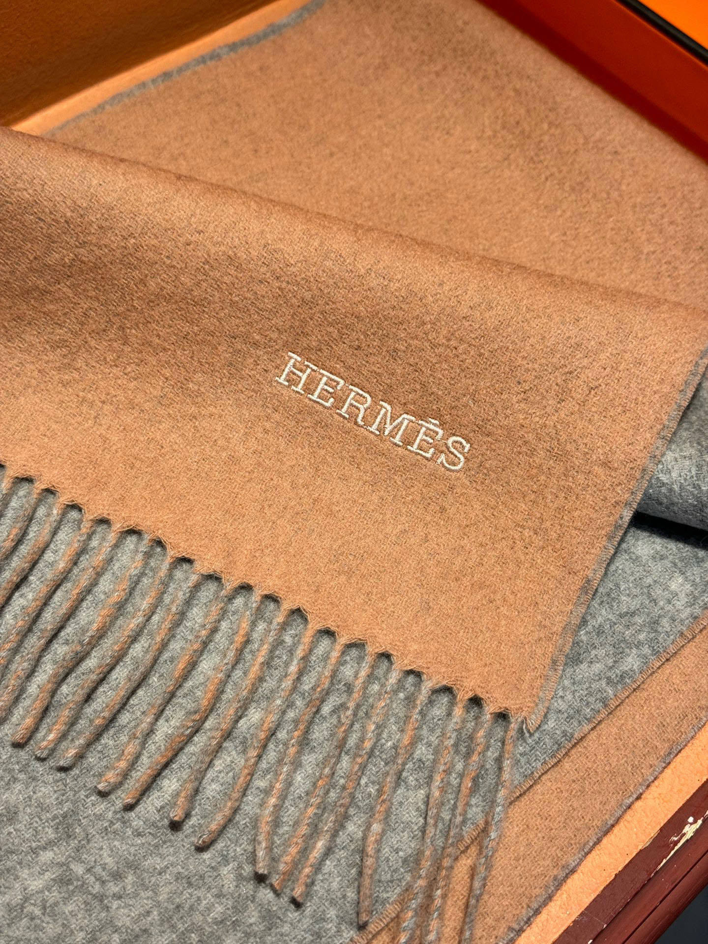 ✨✨太美了😍 爱马仕 情侣款 美到要尖叫😱专柜最新款🎊英伦欧美范儿 又是一款即时尚又实用的大围巾&长巾，