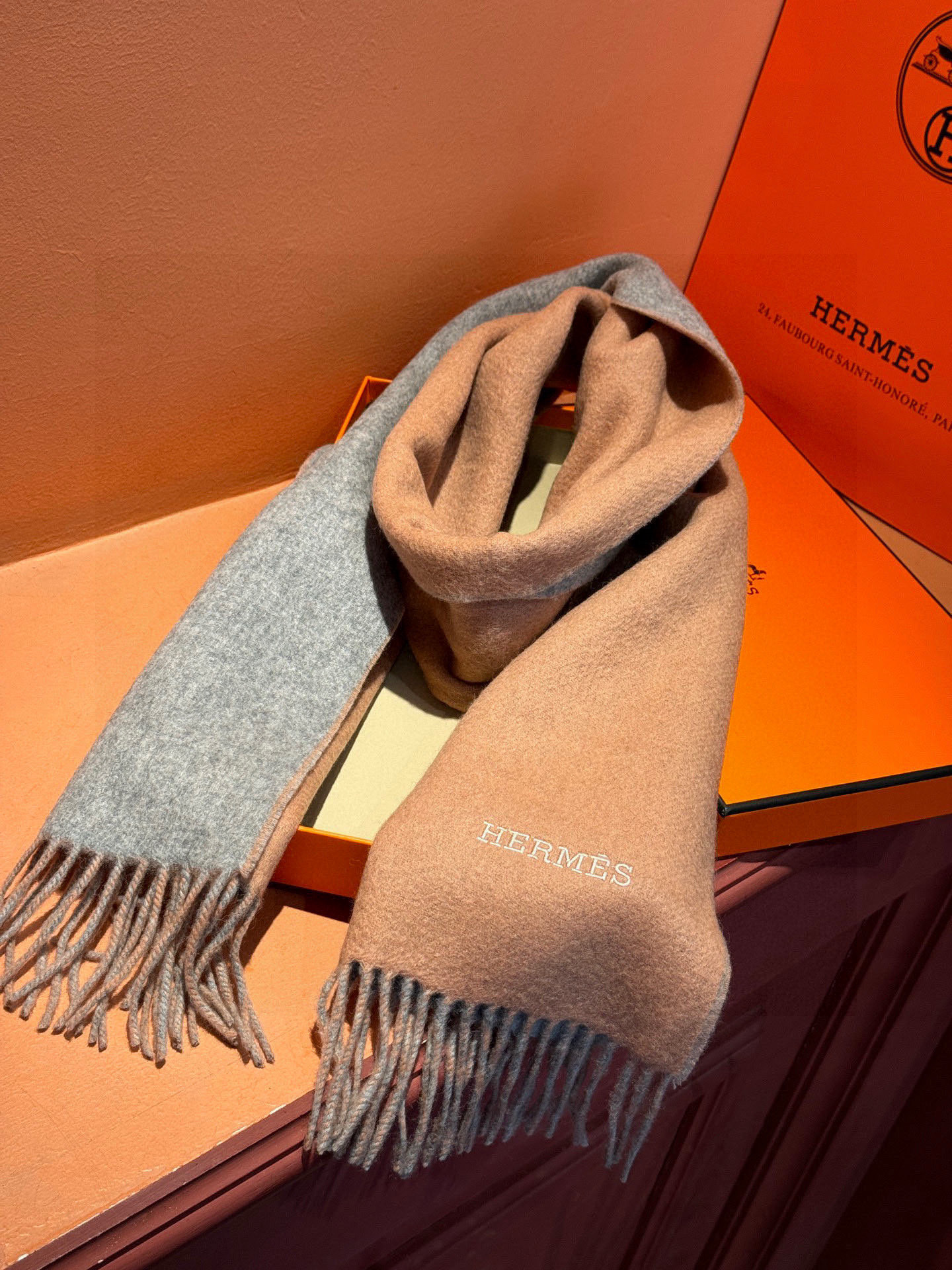 ✨✨太美了😍 爱马仕 情侣款 美到要尖叫😱专柜最新款🎊英伦欧美范儿 又是一款即时尚又实用的大围巾&长巾，