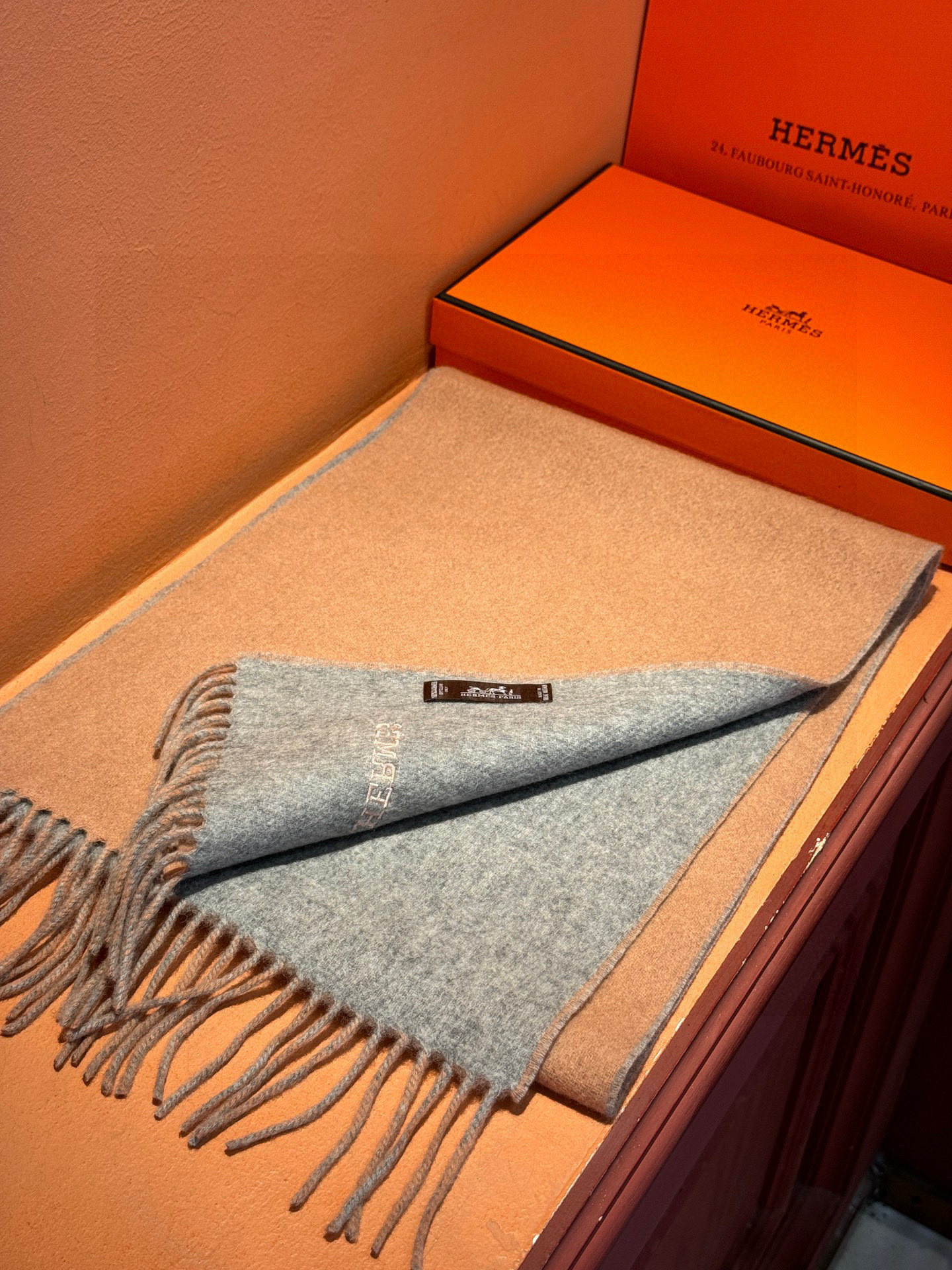 ✨✨太美了😍 爱马仕 情侣款 美到要尖叫😱专柜最新款🎊英伦欧美范儿 又是一款即时尚又实用的大围巾&长巾，