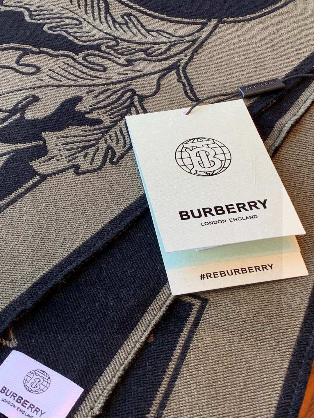 大家也看到了，很有创意的一款围巾，上身效果就不用说了，一定是出片的！从原料、染色到生产工艺，完全按照大货