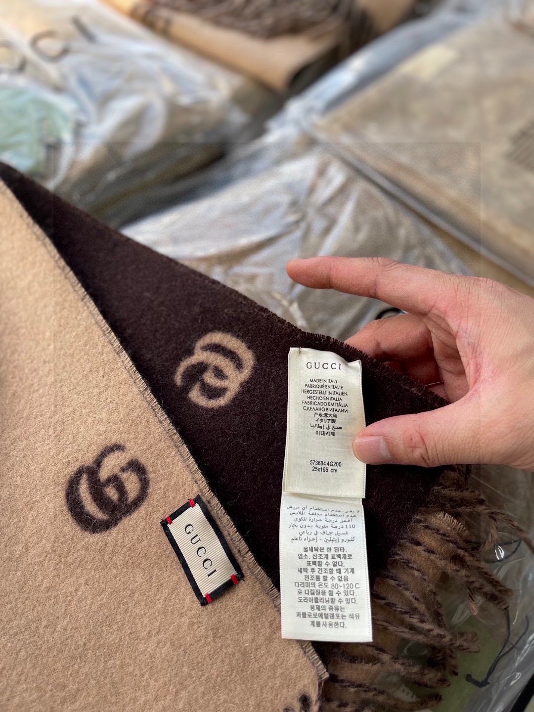 没见过吧，很少有人在柜里见过这条围巾😳当时发售的时候内地给的就特别少，原版是客户在日本中古店买到的❗所以