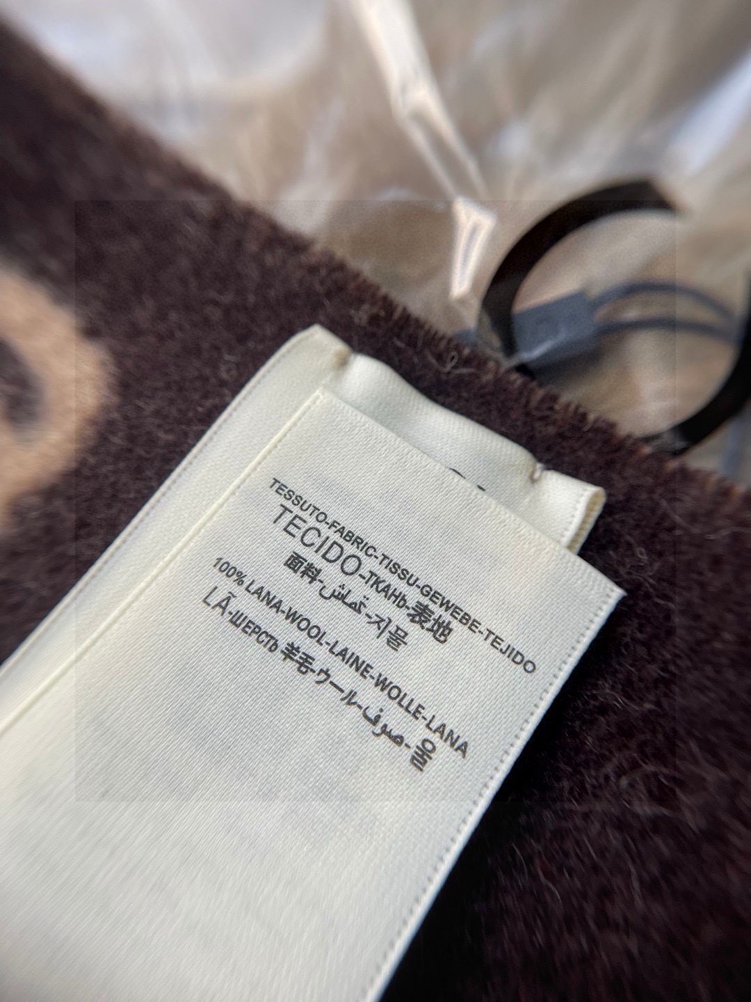 没见过吧，很少有人在柜里见过这条围巾😳当时发售的时候内地给的就特别少，原版是客户在日本中古店买到的❗所以