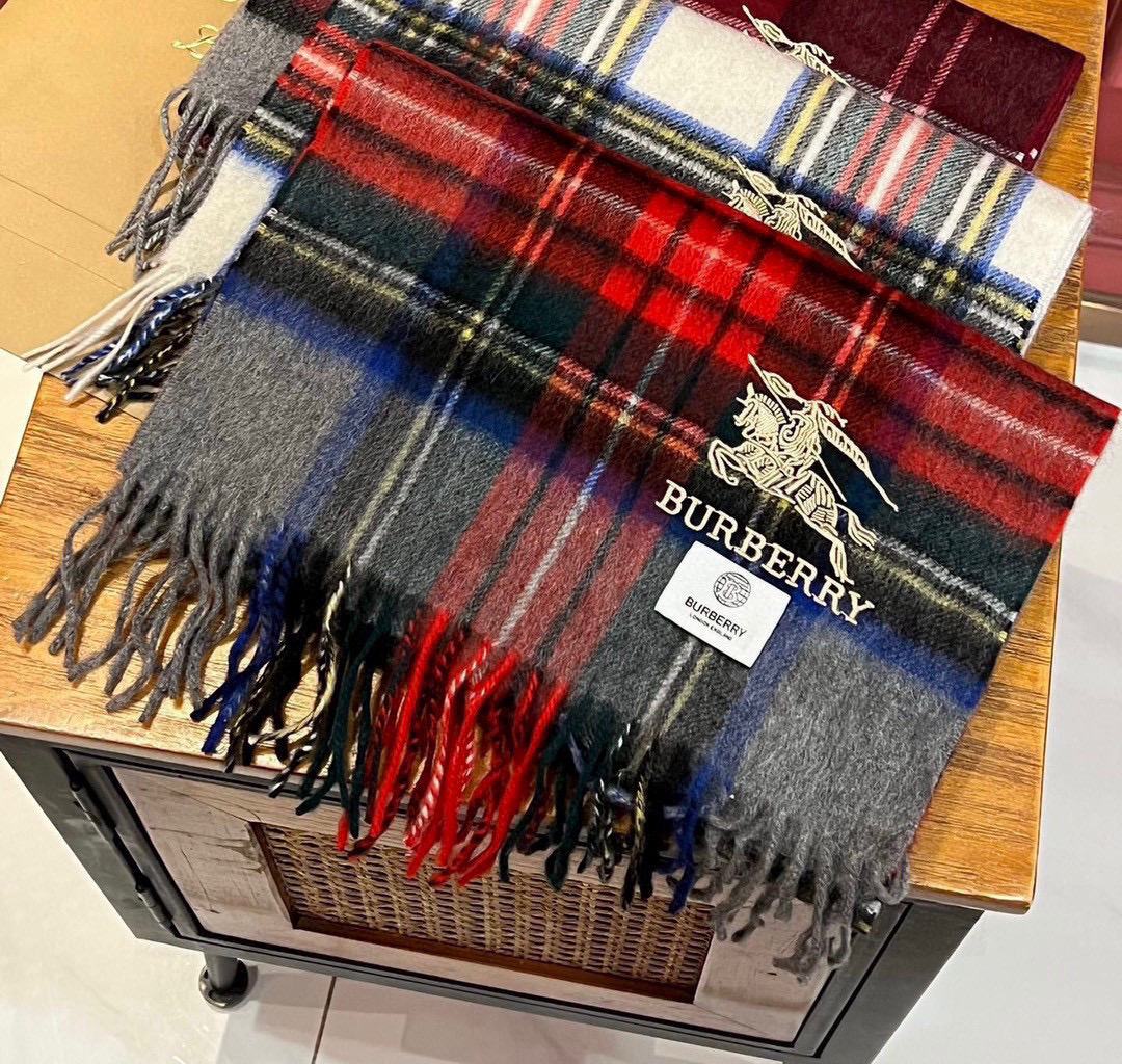 ✔️重磅推荐❗️B家新品 ·情侣款 羊绒围巾❗️臻选上乘的山羊绒纤维，耗时耗力，再以清泉水浸泡涤荡，使羊