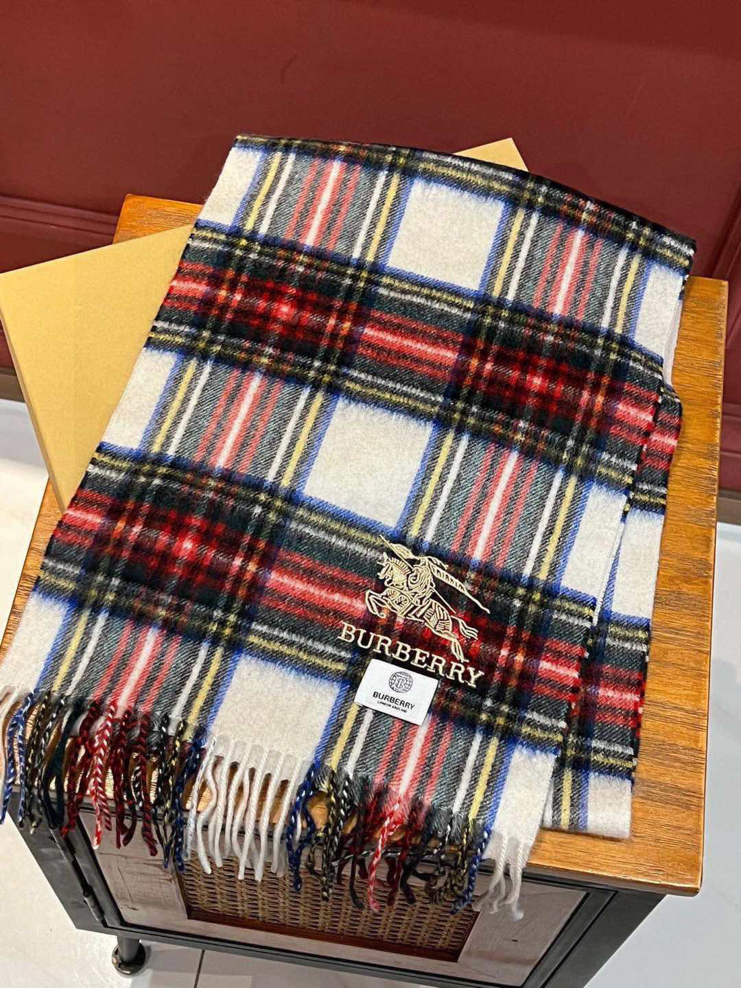 ✔️重磅推荐❗️B家新品 ·情侣款 羊绒围巾❗️臻选上乘的山羊绒纤维，耗时耗力，再以清泉水浸泡涤荡，使羊