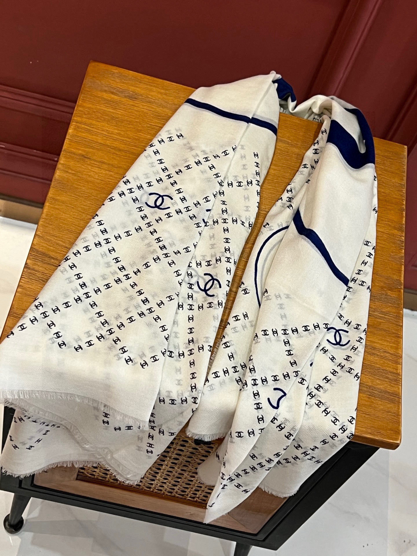 新款💖💖💃🏻💃🏻小香【双C标志网格方巾140】须边羊绒方巾‼️抢‼️VIP推荐 ‼️👍下手一定要快【高端