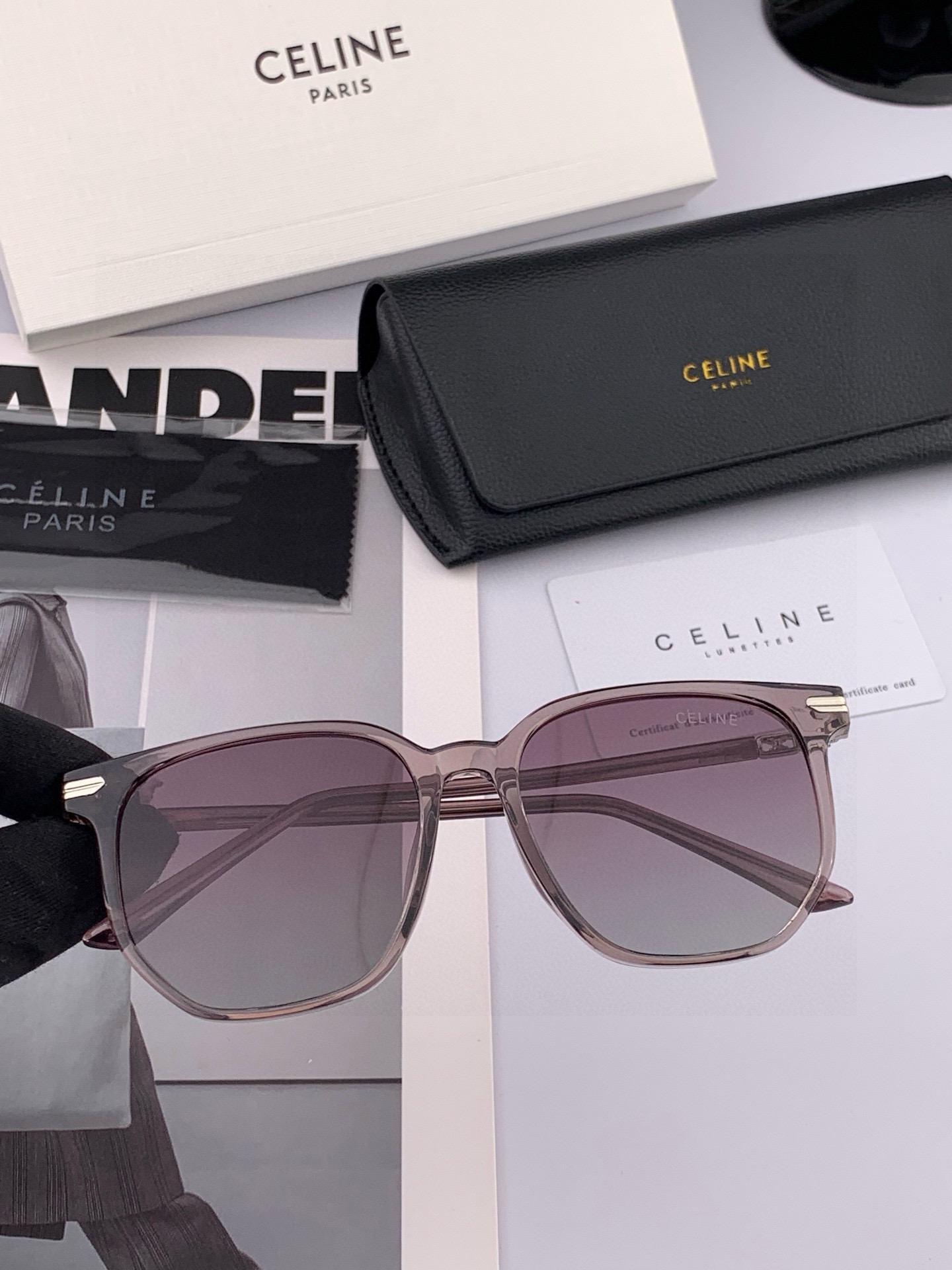 🌷🌷瑟琳新款到货🆕🆕TR材制作而成[酷][酷]高品质 2️⃣色潮品[强][强]大框型太阳镜➕简约logo