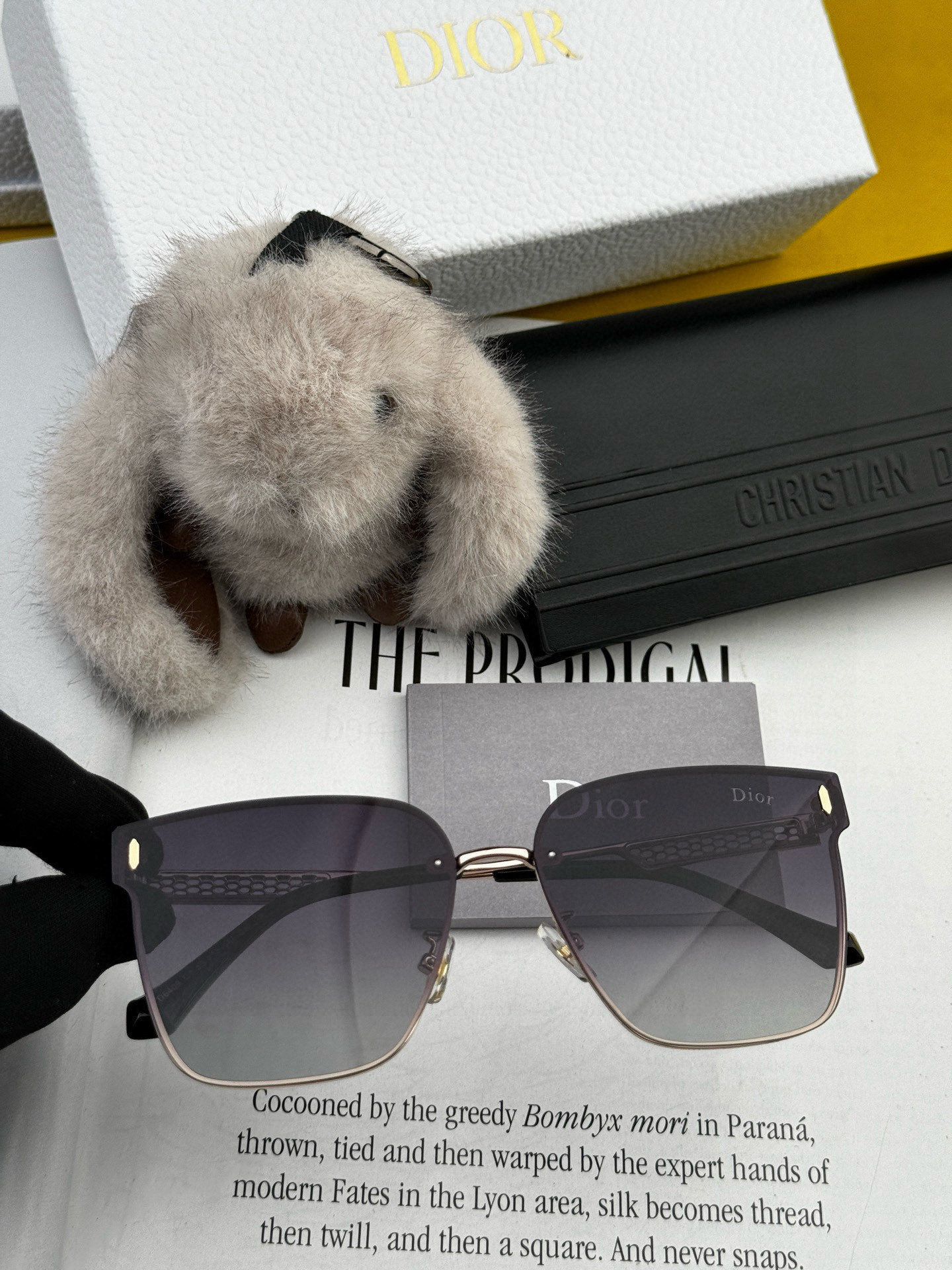 【尼龙偏光系列】DIOR无框太阳镜墨方框设计，不挑脸型，无论搭配大衣还是连衣裙都非常显气质尼龙偏光镜片预