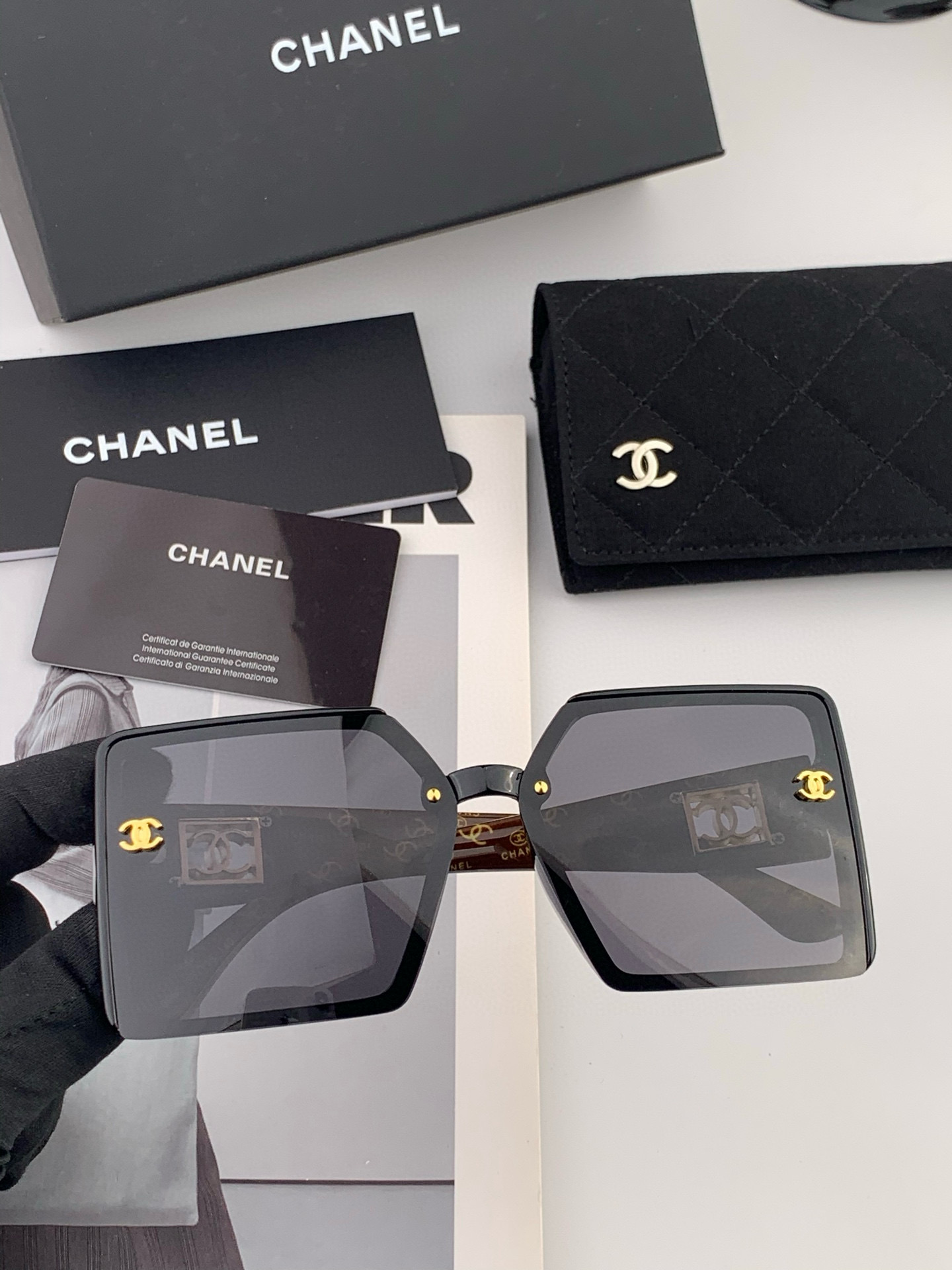 新款🔺CHANEL🔻 香奈儿新款 女士成熟大框款墨镜‼️时尚镶钻镜腿高端大气太阳镜 送人自用必备 女款推