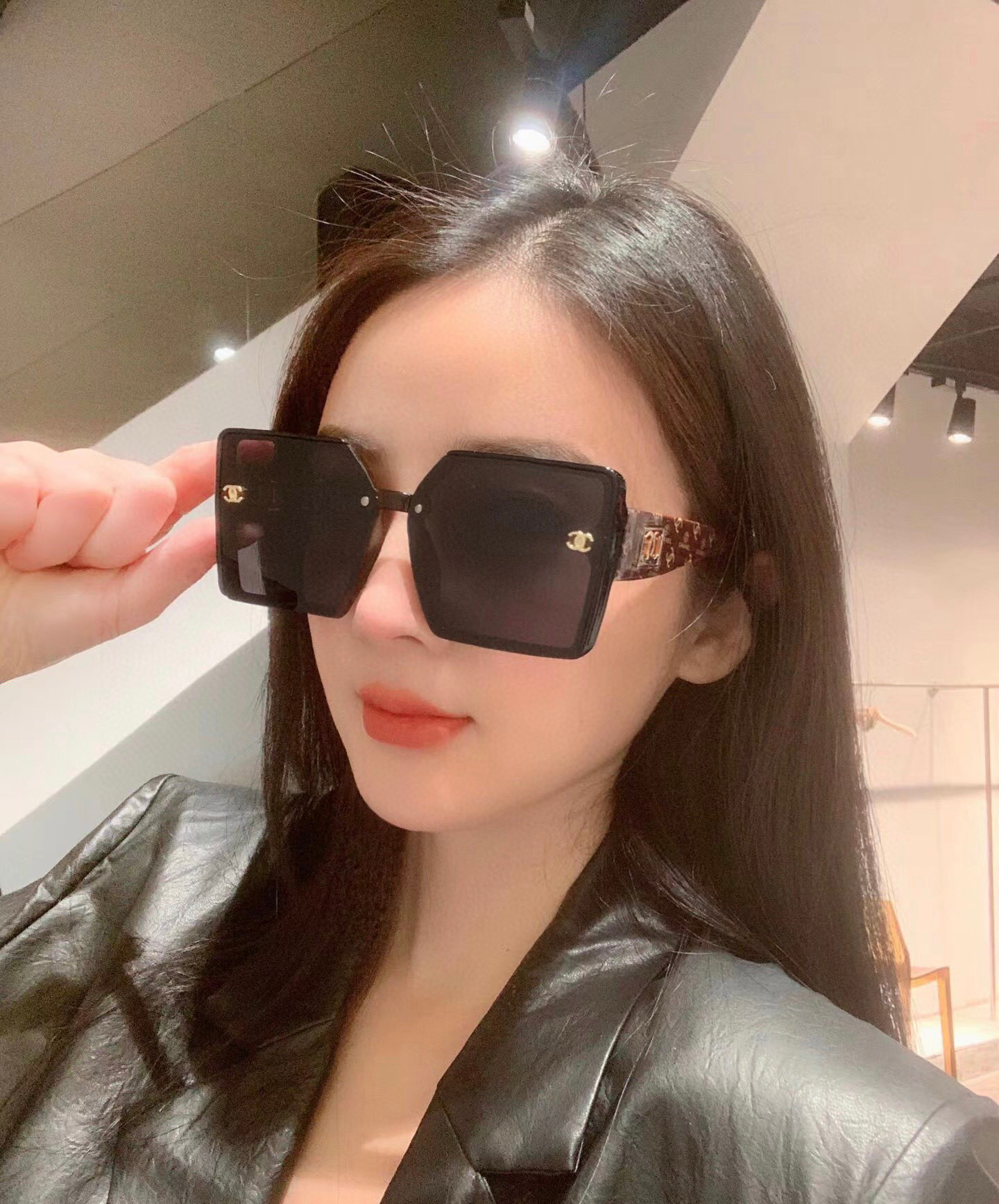 新款🔺CHANEL🔻 香奈儿新款 女士成熟大框款墨镜‼️时尚镶钻镜腿高端大气太阳镜 送人自用必备 女款推
