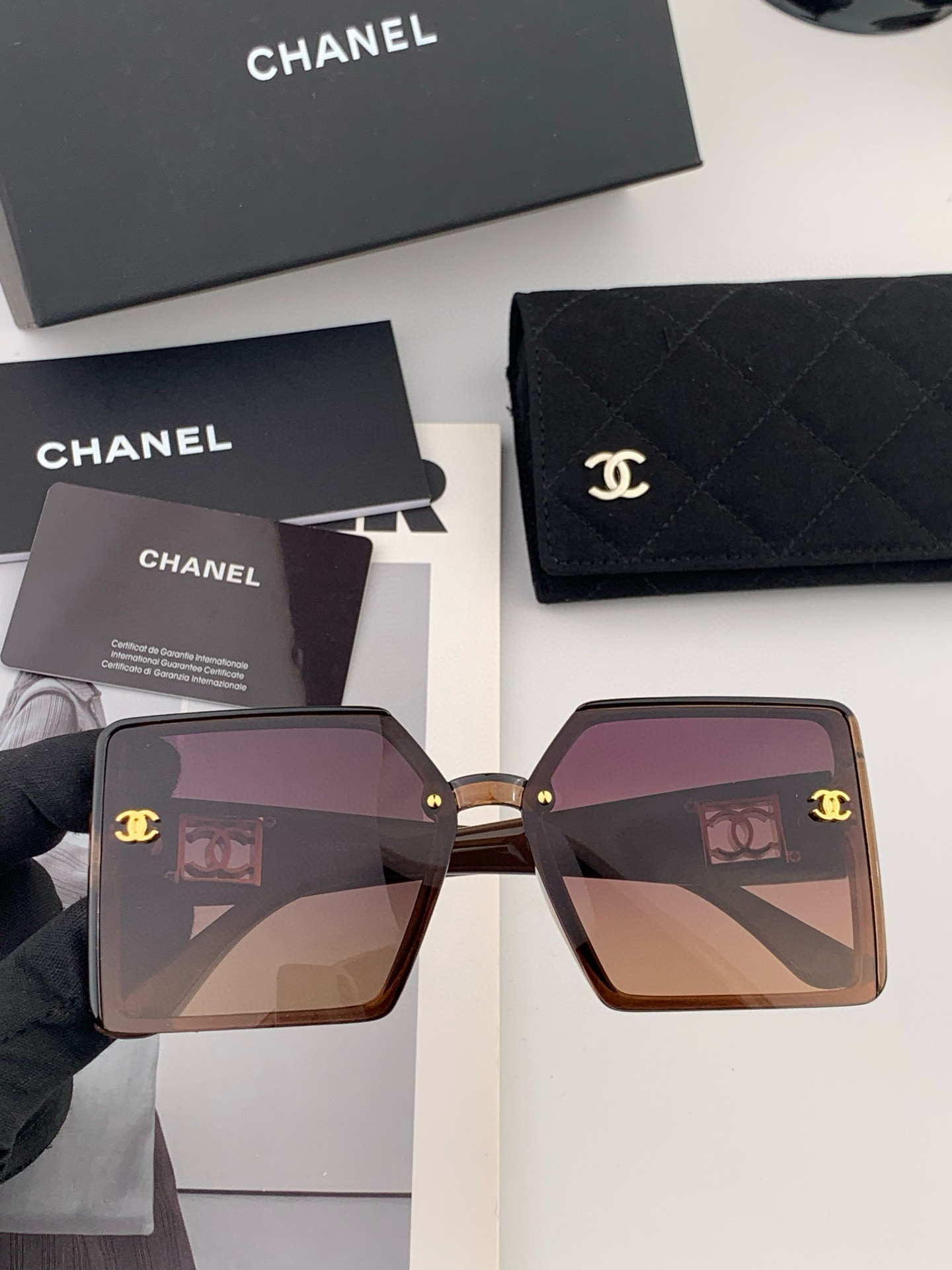 新款🔺CHANEL🔻 香奈儿新款 女士成熟大框款墨镜‼️时尚镶钻镜腿高端大气太阳镜 送人自用必备 女款推