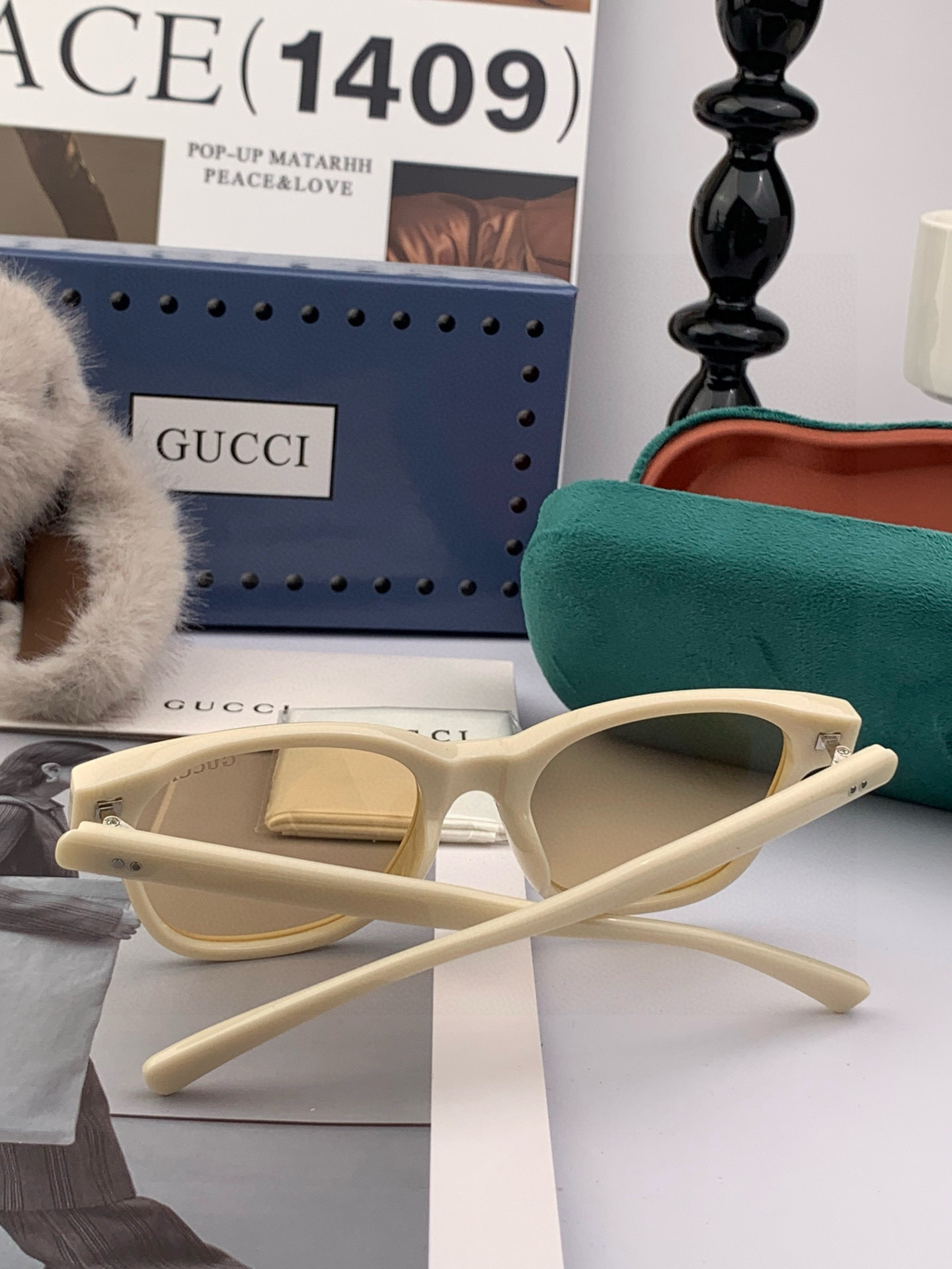 Gucci 经典的小框设计，不挑脸型，无论搭配大衣还是连衣裙都非常显气质尼龙偏光镜片预防紫外线 型号：G