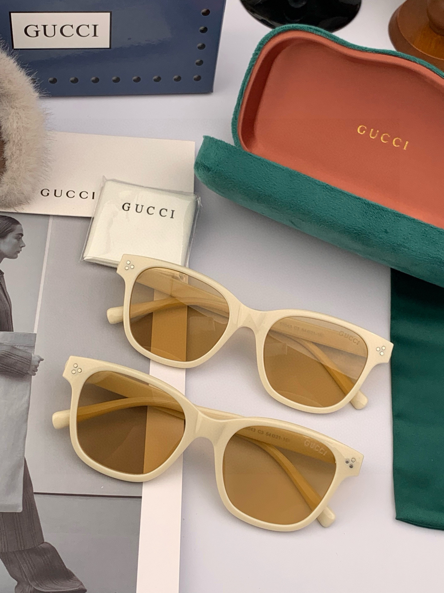 Gucci 经典的小框设计，不挑脸型，无论搭配大衣还是连衣裙都非常显气质尼龙偏光镜片预防紫外线 型号：G