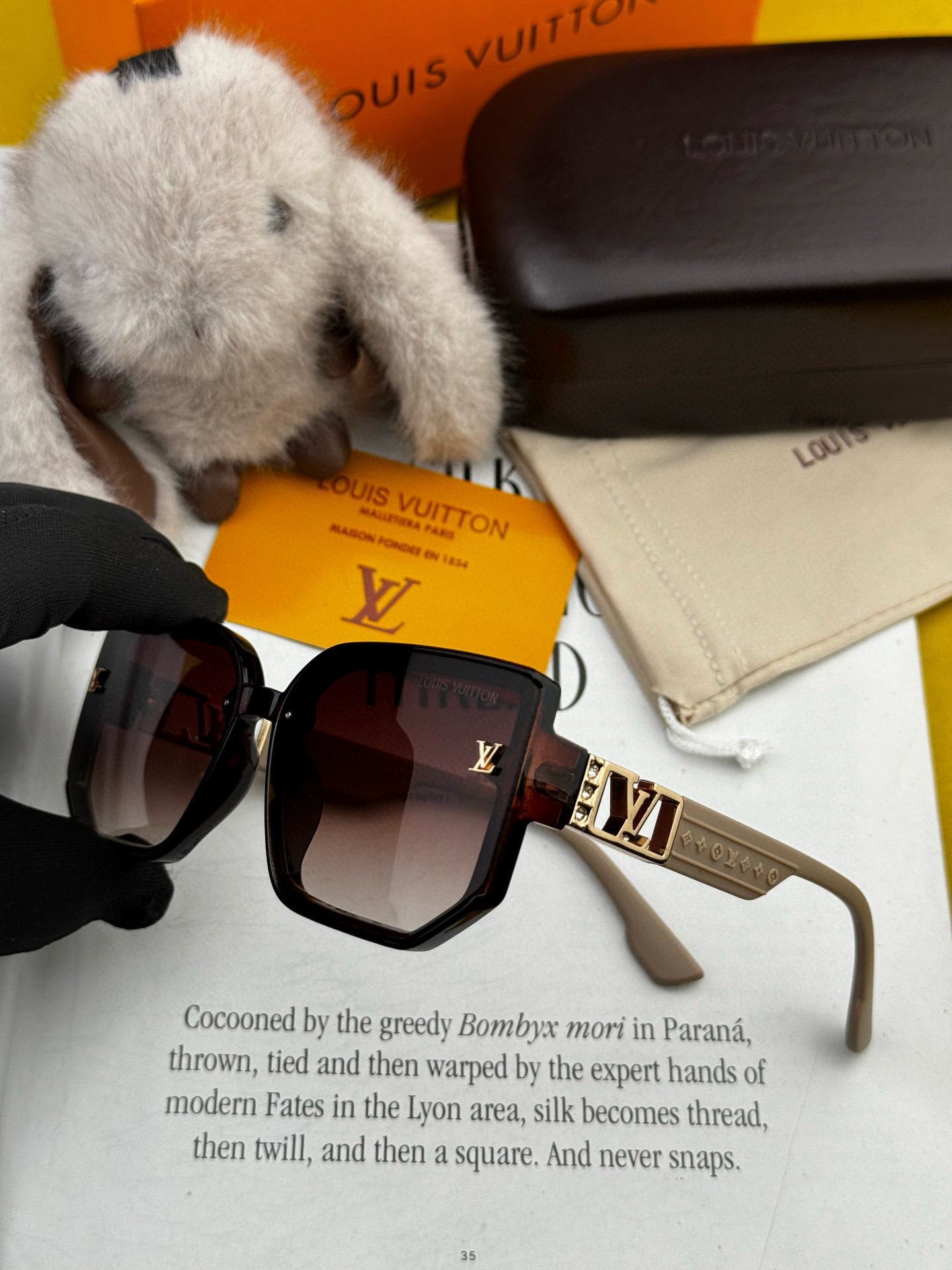 LV 2025新款女士方框太阳眼镜 开车墨镜 新款太阳镜 时尚大方 舒适轻盈 精致奢华 超轻 型号：L8