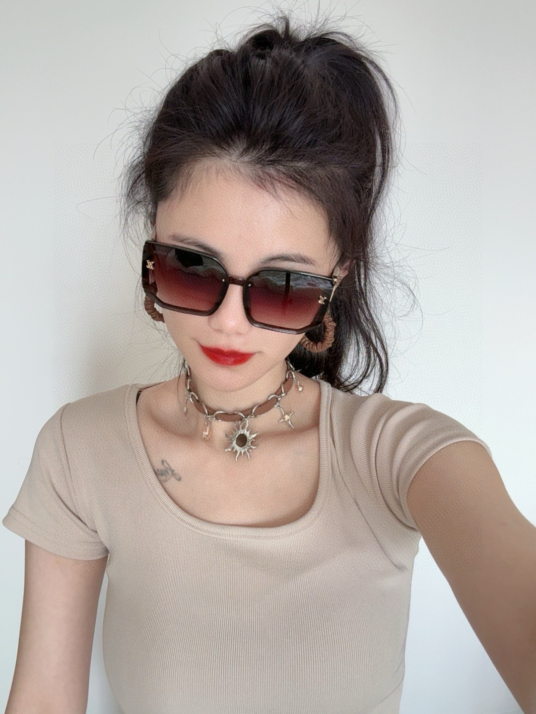 LV 2025新款女士方框太阳眼镜 开车墨镜 新款太阳镜 时尚大方 舒适轻盈 精致奢华 超轻 型号：L8