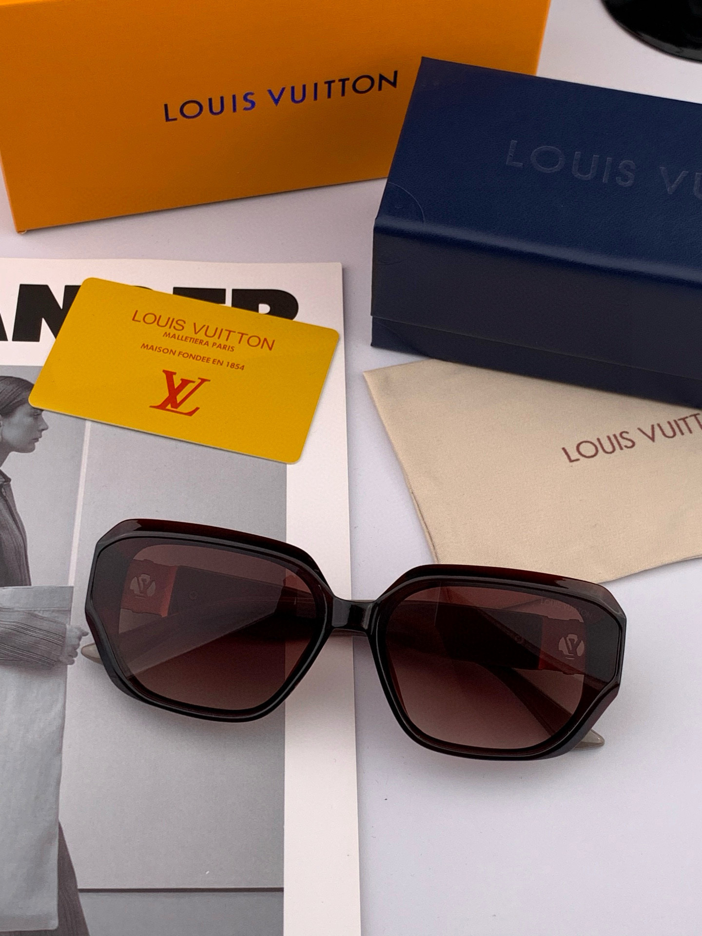 LV 2025年开春新款 潮流爆款 时尚方框太阳镜 高品质 佩戴舒适 网红潮款墨镜 型号L8551