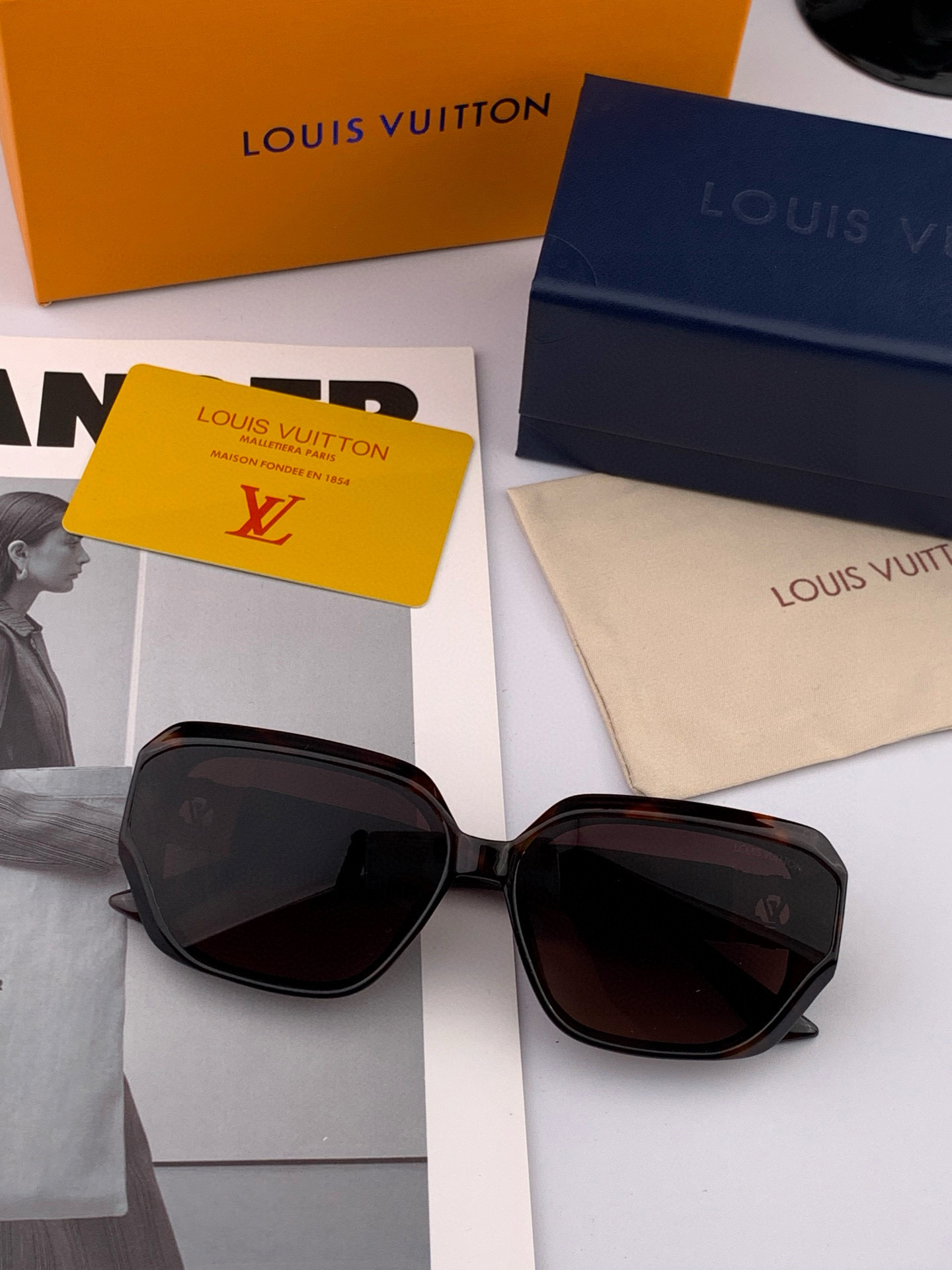 LV 2025年开春新款 潮流爆款 时尚方框太阳镜 高品质 佩戴舒适 网红潮款墨镜 型号L8551