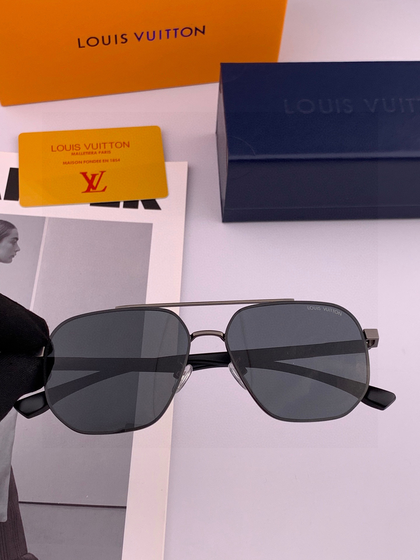 LV 男款炫彩飞行员偏光太阳镜 ❤️材质：高清尼龙加厚卡槽高清偏光镜片 🌹无边框镜架💕颜👍型号：L889