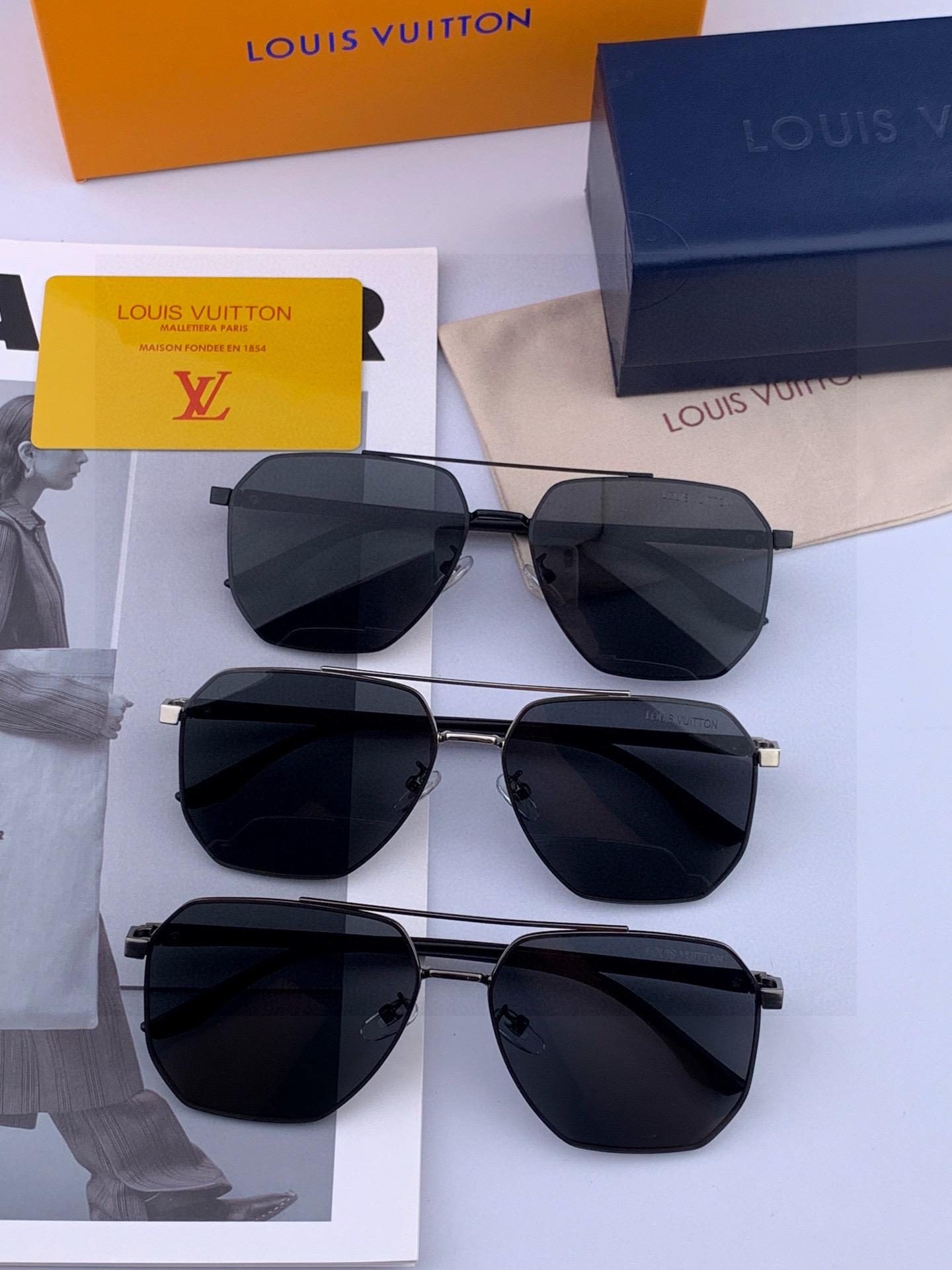 LV 男款炫彩飞行员偏光太阳镜 ❤️材质：高清尼龙加厚卡槽高清偏光镜片 🌹无边框镜架💕颜👍型号：L889