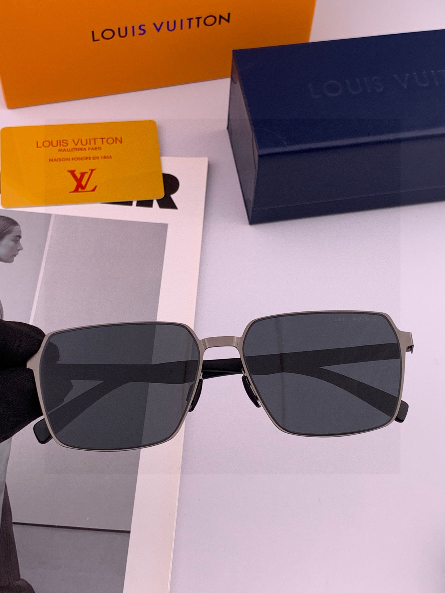 LV 男款炫彩飞行员偏光太阳镜 ❤️材质：高清尼龙加厚卡槽高清偏光镜片 🌹无边框镜架💕颜👍型号：L689