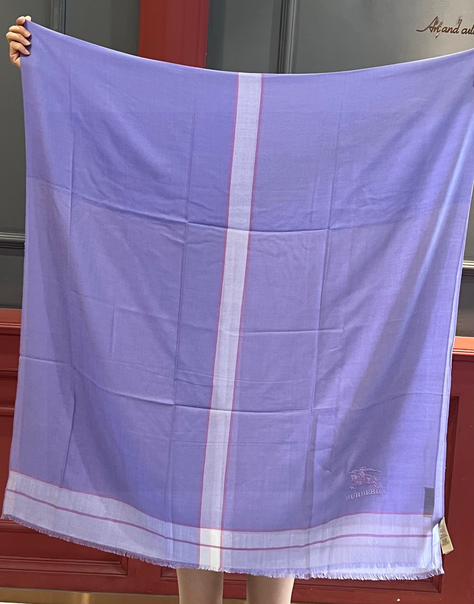 巴宝莉轻盈格纹围巾最新款出货了，精美马标刺绣logo，精湛制作工艺。首先臻选上乘的超细羊毛纤维，进行纯手