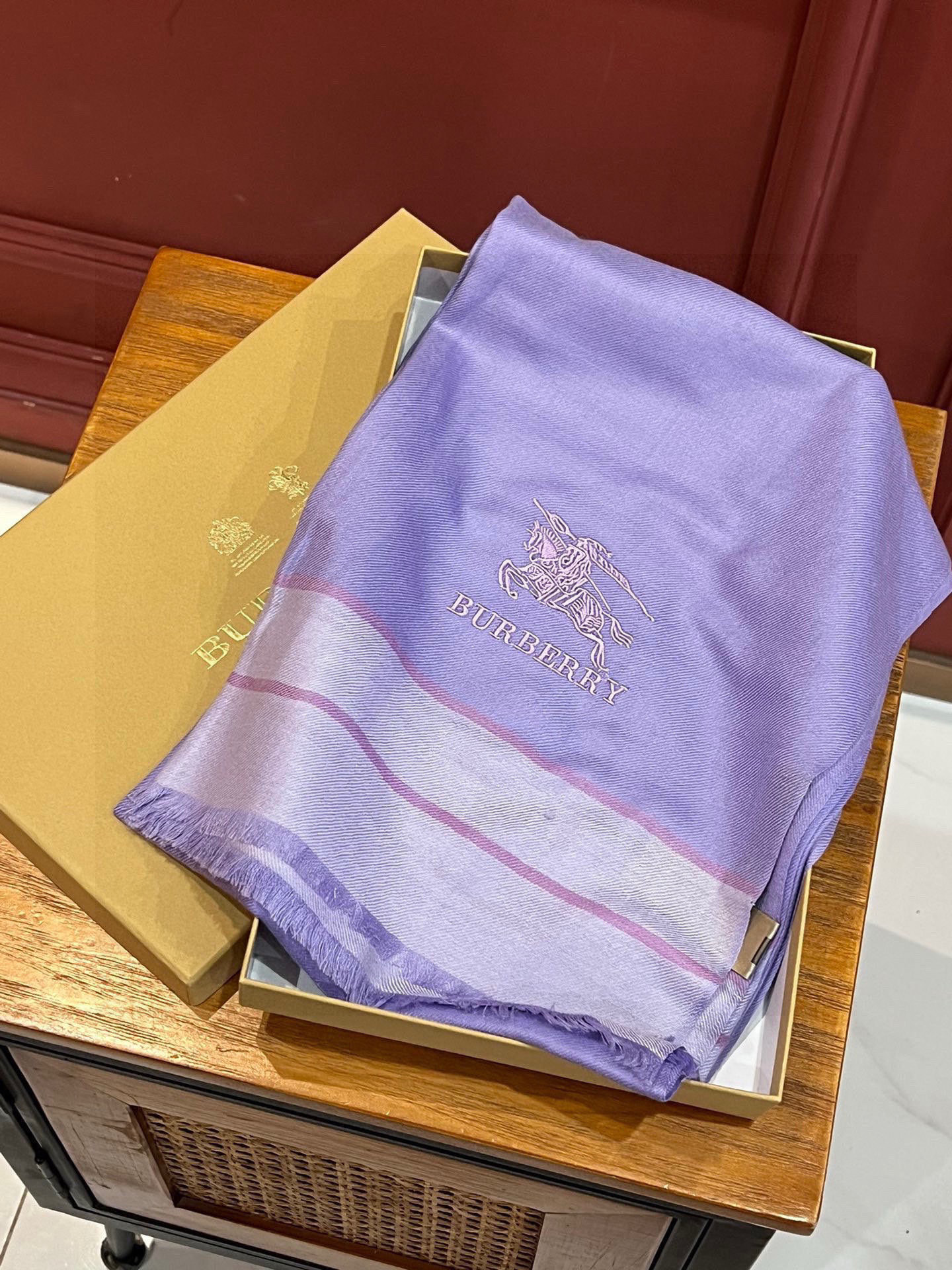 巴宝莉轻盈格纹围巾最新款出货了，精美马标刺绣logo，精湛制作工艺。首先臻选上乘的超细羊毛纤维，进行纯手