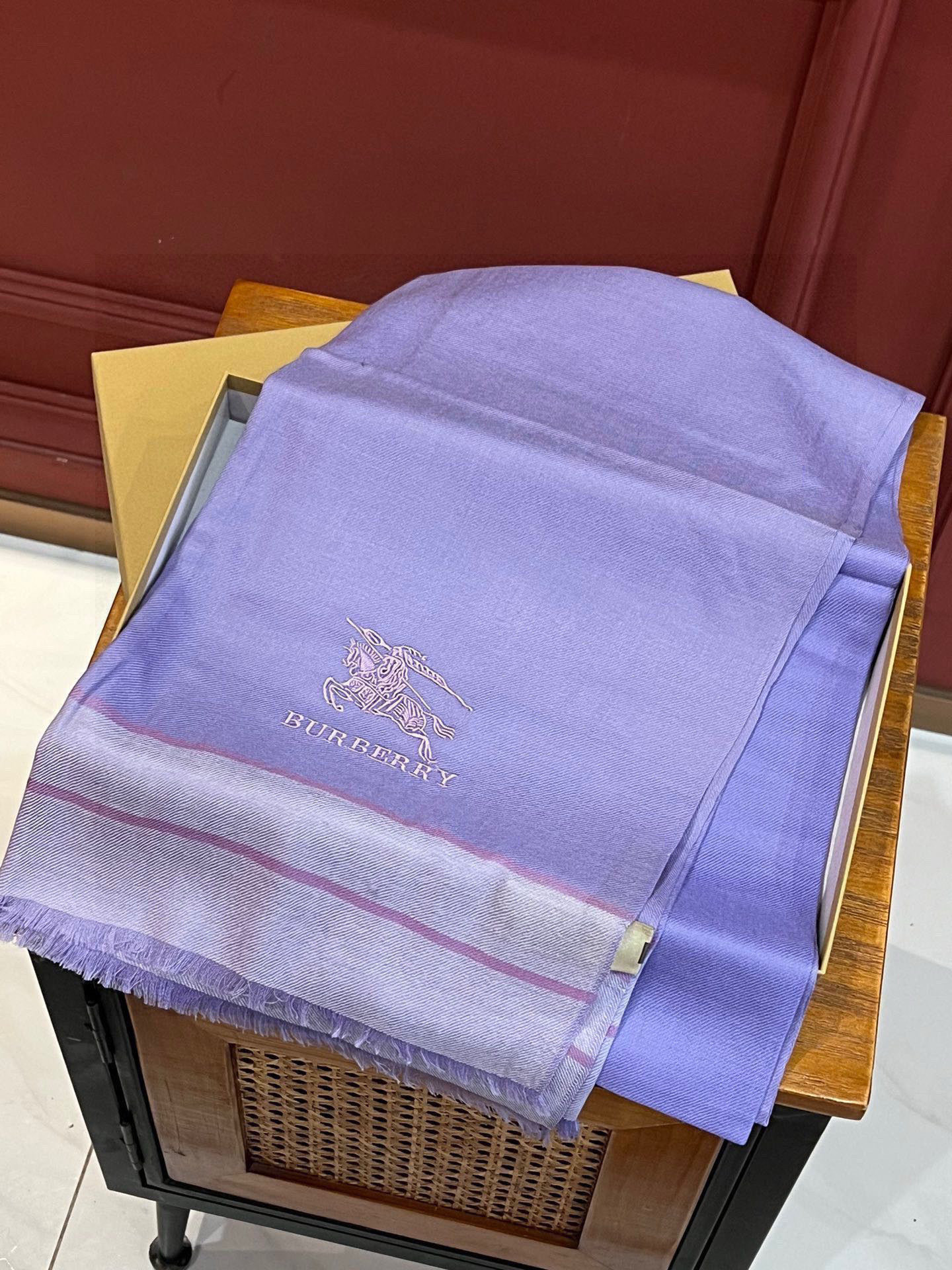 巴宝莉轻盈格纹围巾最新款出货了，精美马标刺绣logo，精湛制作工艺。首先臻选上乘的超细羊毛纤维，进行纯手