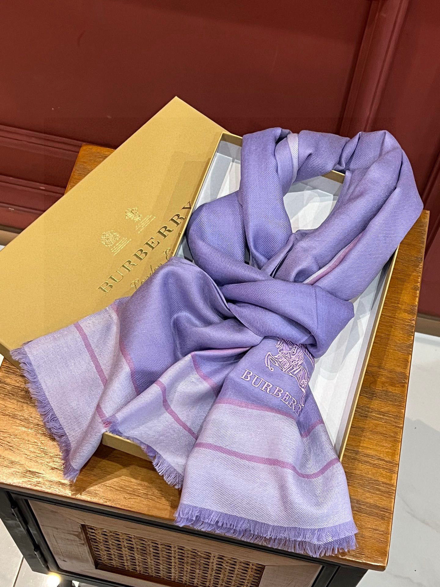 巴宝莉轻盈格纹围巾最新款出货了，精美马标刺绣logo，精湛制作工艺。首先臻选上乘的超细羊毛纤维，进行纯手