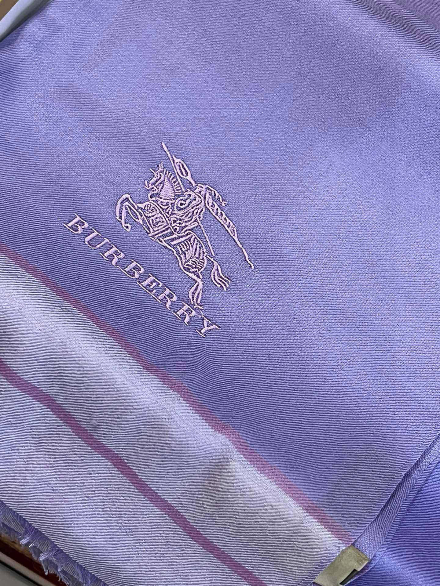 巴宝莉轻盈格纹围巾最新款出货了，精美马标刺绣logo，精湛制作工艺。首先臻选上乘的超细羊毛纤维，进行纯手