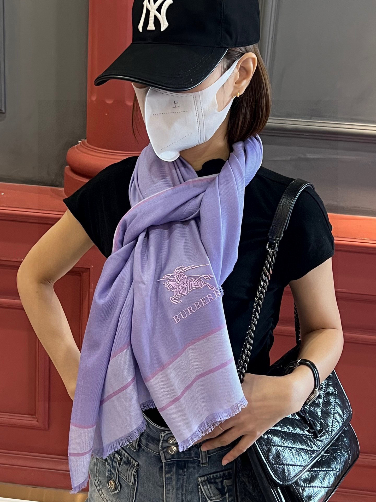 巴宝莉轻盈格纹围巾最新款出货了，精美马标刺绣logo，精湛制作工艺。首先臻选上乘的超细羊毛纤维，进行纯手