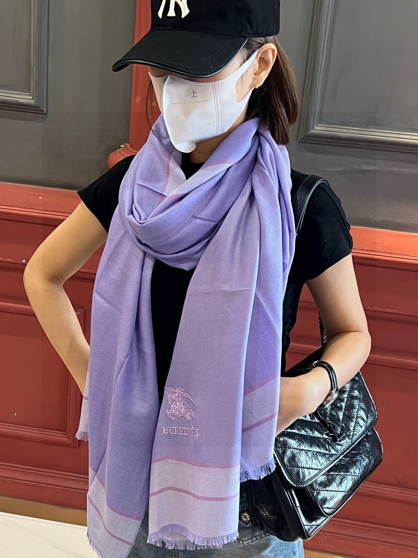 巴宝莉轻盈格纹围巾最新款出货了，精美马标刺绣logo，精湛制作工艺。首先臻选上乘的超细羊毛纤维，进行纯手