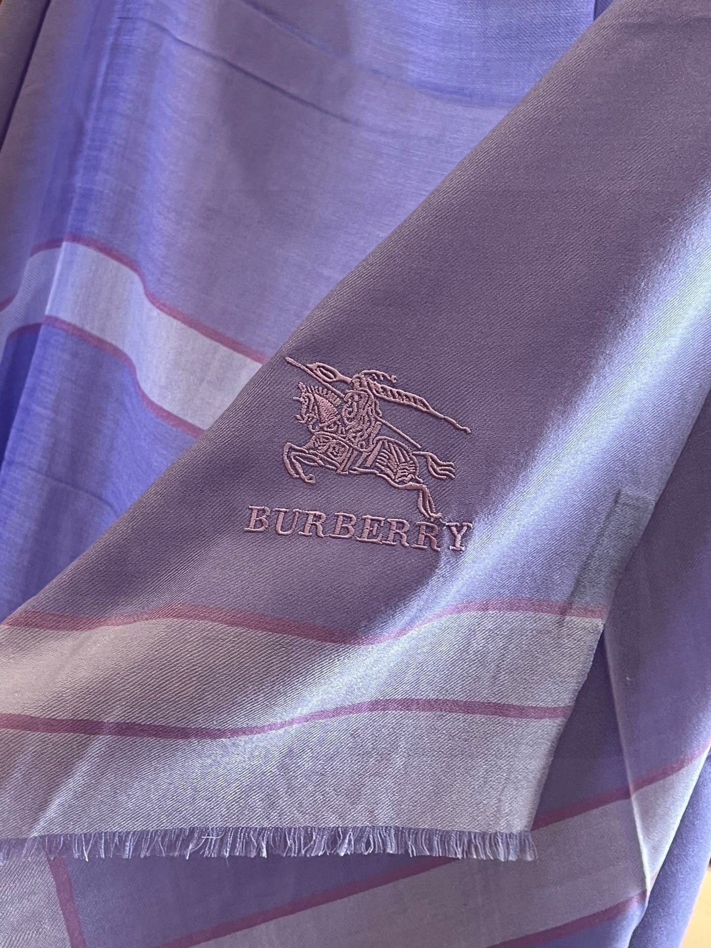 巴宝莉轻盈格纹围巾最新款出货了，精美马标刺绣logo，精湛制作工艺。首先臻选上乘的超细羊毛纤维，进行纯手