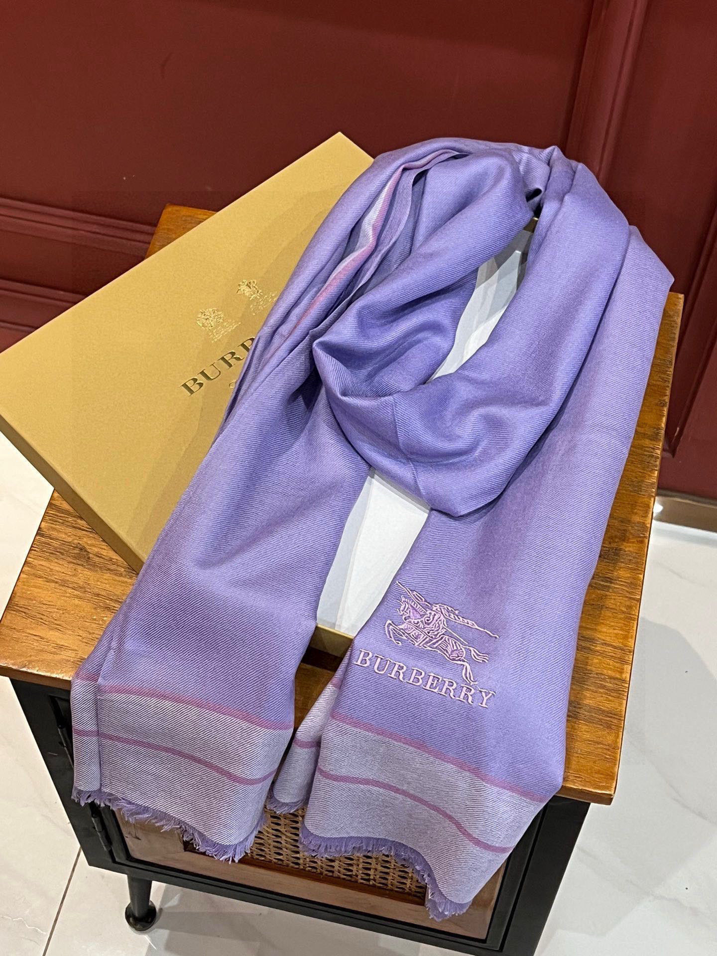 巴宝莉轻盈格纹围巾最新款出货了，精美马标刺绣logo，精湛制作工艺。首先臻选上乘的超细羊毛纤维，进行纯手