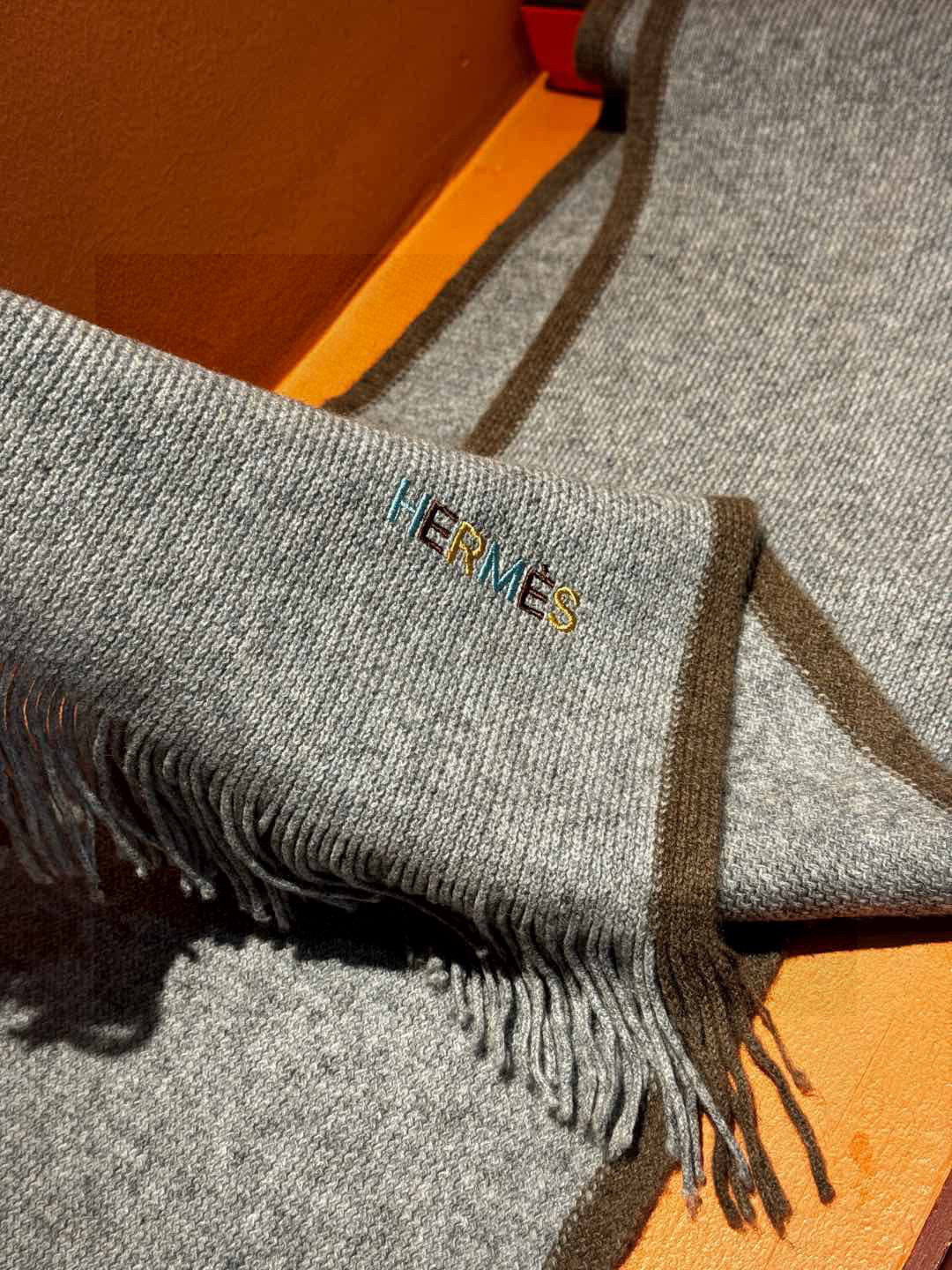 Hermes（爱马仕）同步专柜，高端羊绒针织围巾！】可正式，可随意，非常Classical的男款设计。这