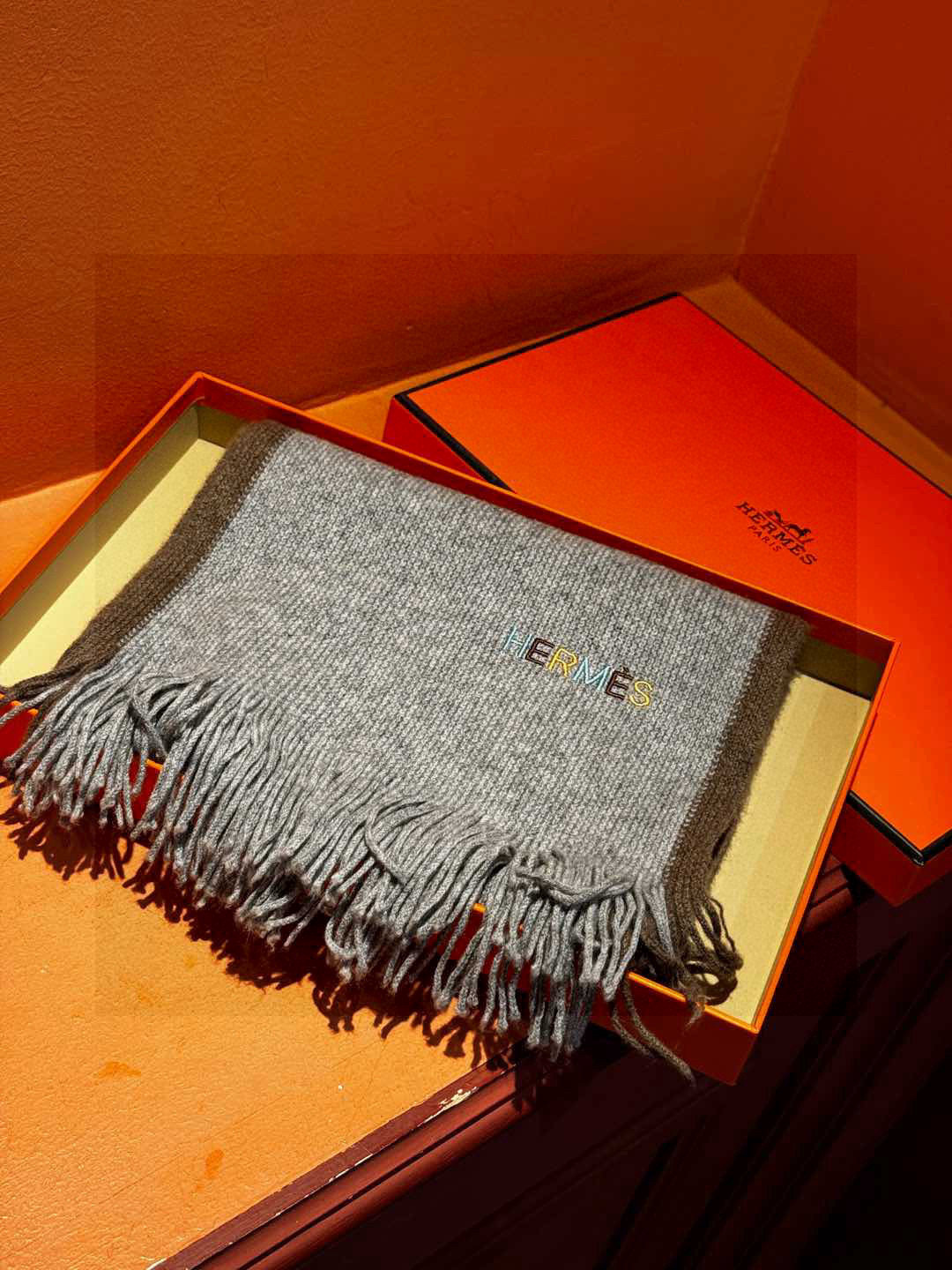Hermes（爱马仕）同步专柜，高端羊绒针织围巾！】可正式，可随意，非常Classical的男款设计。这