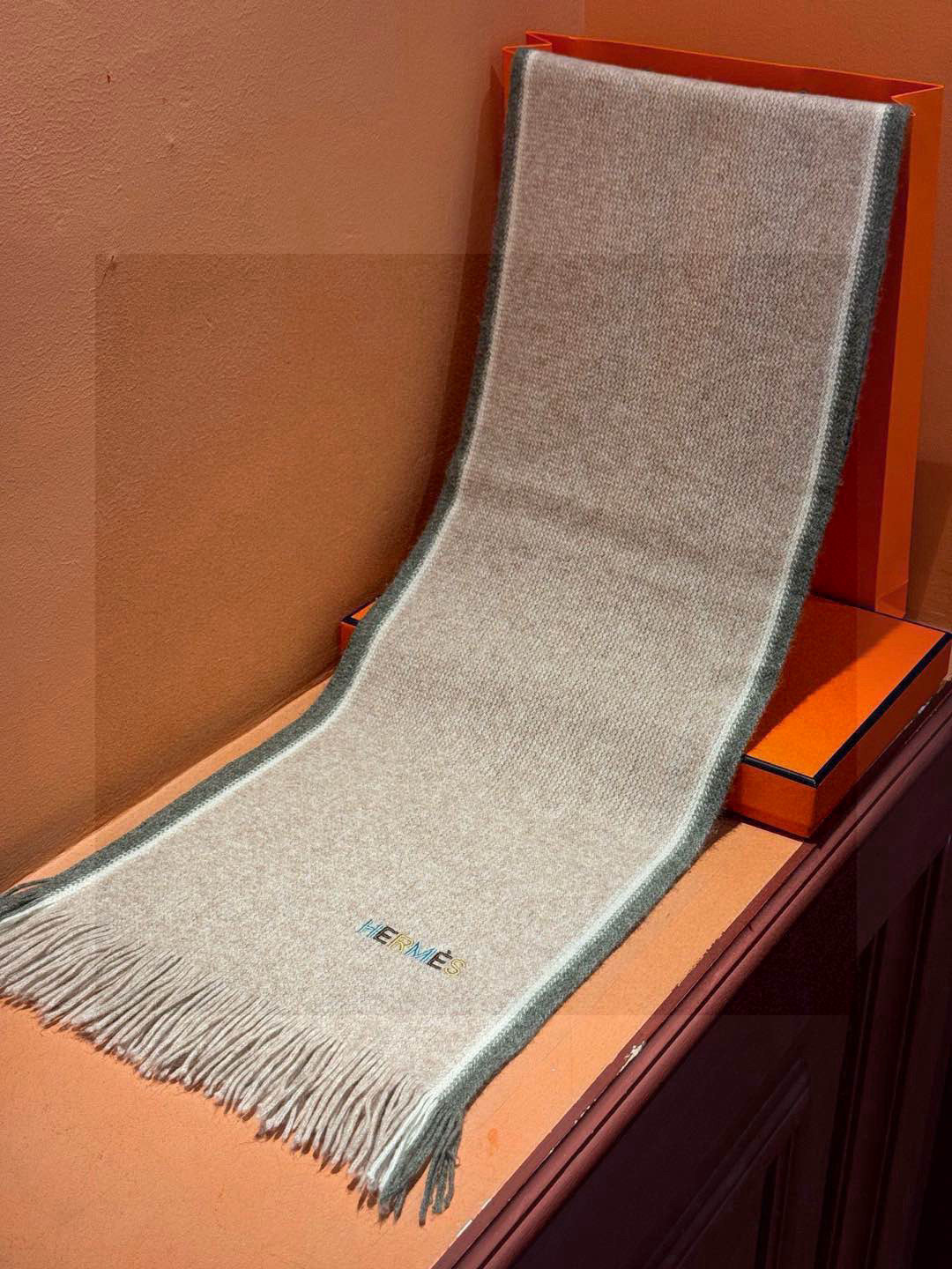 Hermes（爱马仕）同步专柜，高端羊绒针织围巾！】可正式，可随意，非常Classical的男款设计。这