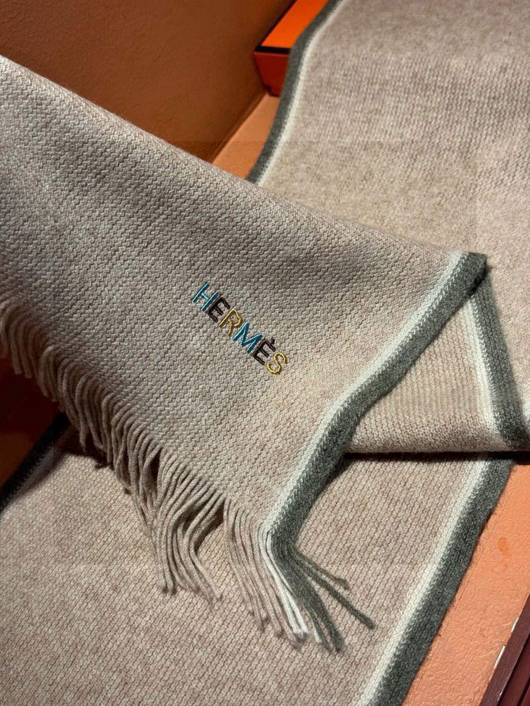 Hermes（爱马仕）同步专柜，高端羊绒针织围巾！】可正式，可随意，非常Classical的男款设计。这