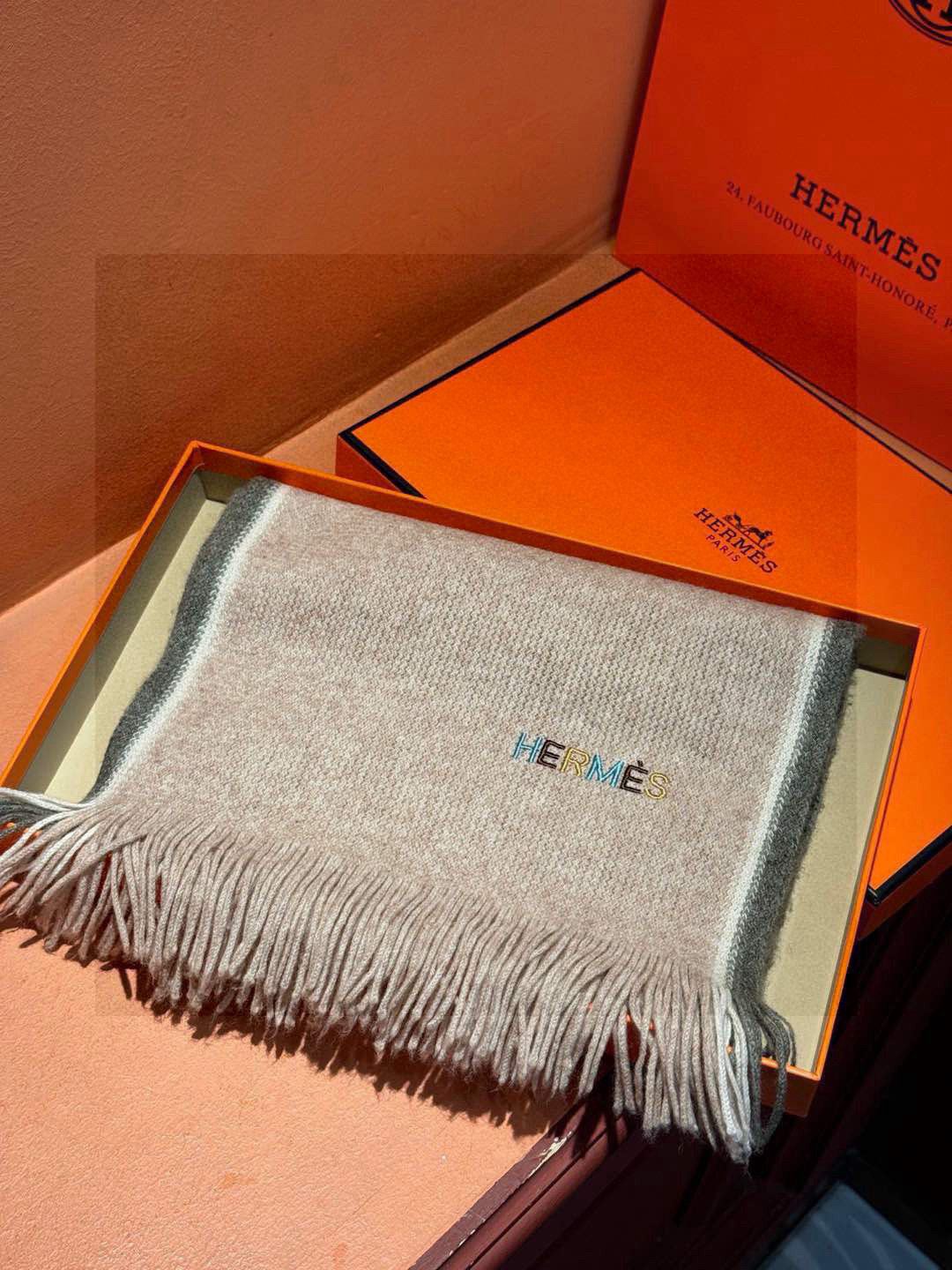 Hermes（爱马仕）同步专柜，高端羊绒针织围巾！】可正式，可随意，非常Classical的男款设计。这