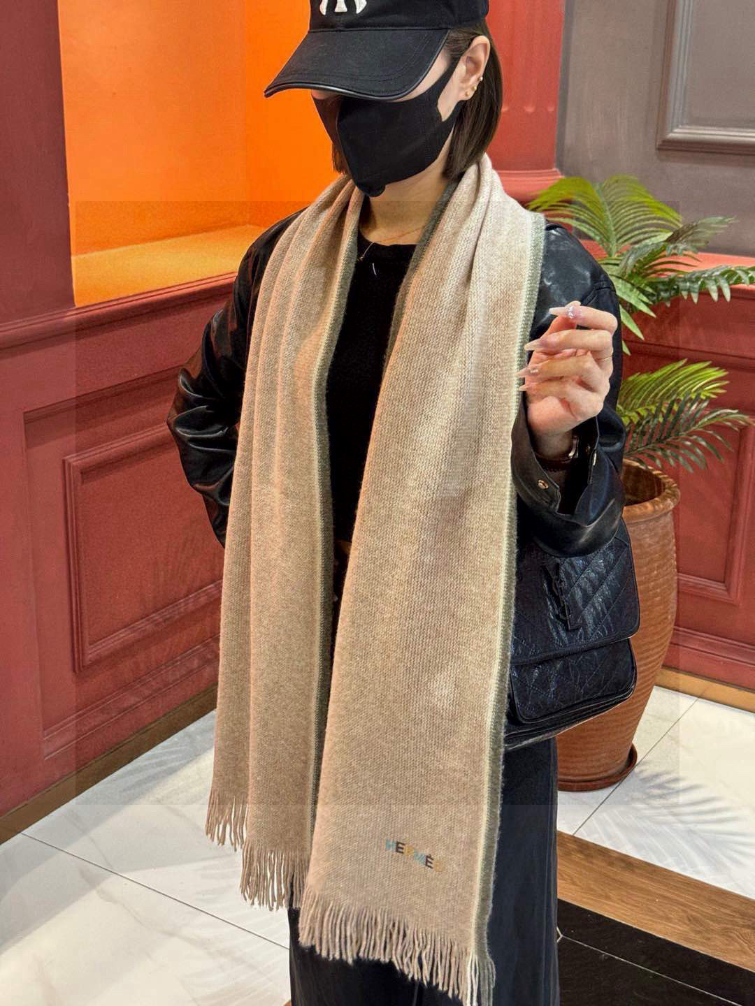 Hermes（爱马仕）同步专柜，高端羊绒针织围巾！】可正式，可随意，非常Classical的男款设计。这